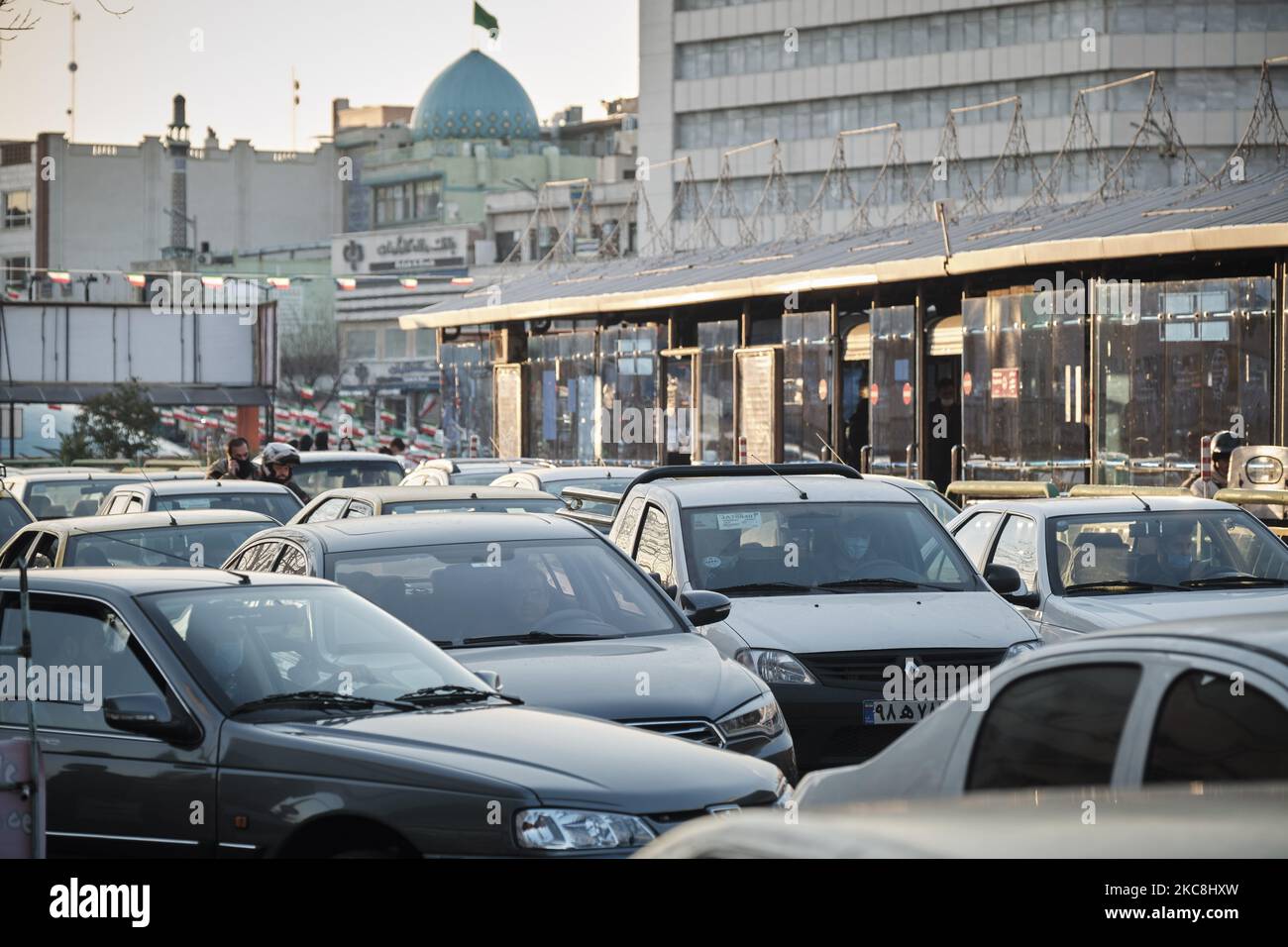 Während der zehntägigen Feierlichkeiten zum 42. Jahrestag des Sieges der Islamischen Revolution im Iran am 1. Februar 2021 werden Fahrzeuge auf der Enghelab (Revolution) Avenue im Zentrum von Teheran gestoppt. (Foto von Morteza Nikoubazl/NurPhoto) Stockfoto