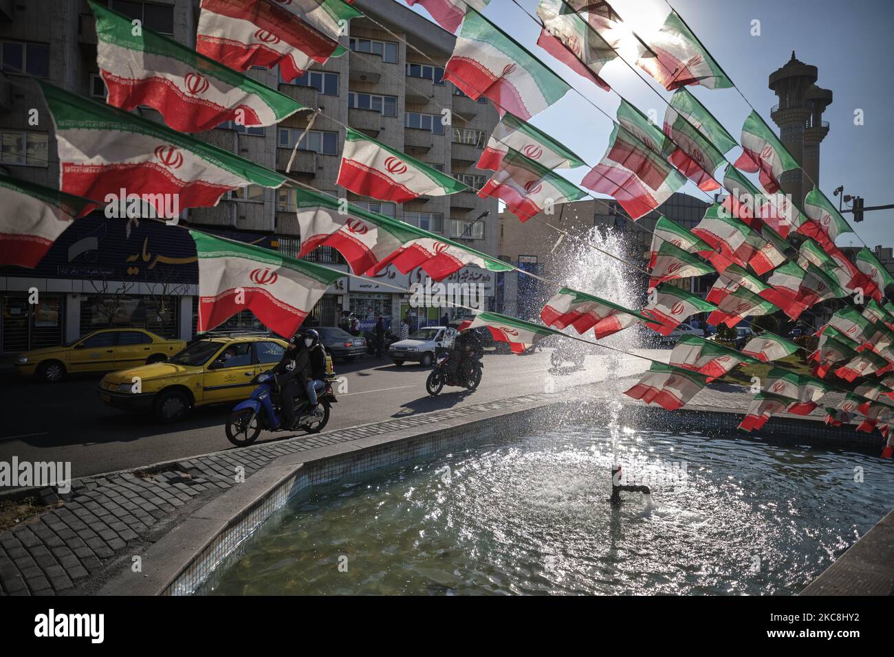 Der Fatemi-Platz ist am 1. Februar 2021 in der Innenstadt von Teheran mit iranischen Flaggen geschmückt, während der zehntägigen Feierlichkeiten zum 42. Jahrestag des Sieges der Islamischen Revolution im Iran. (Foto von Morteza Nikoubazl/NurPhoto) Stockfoto