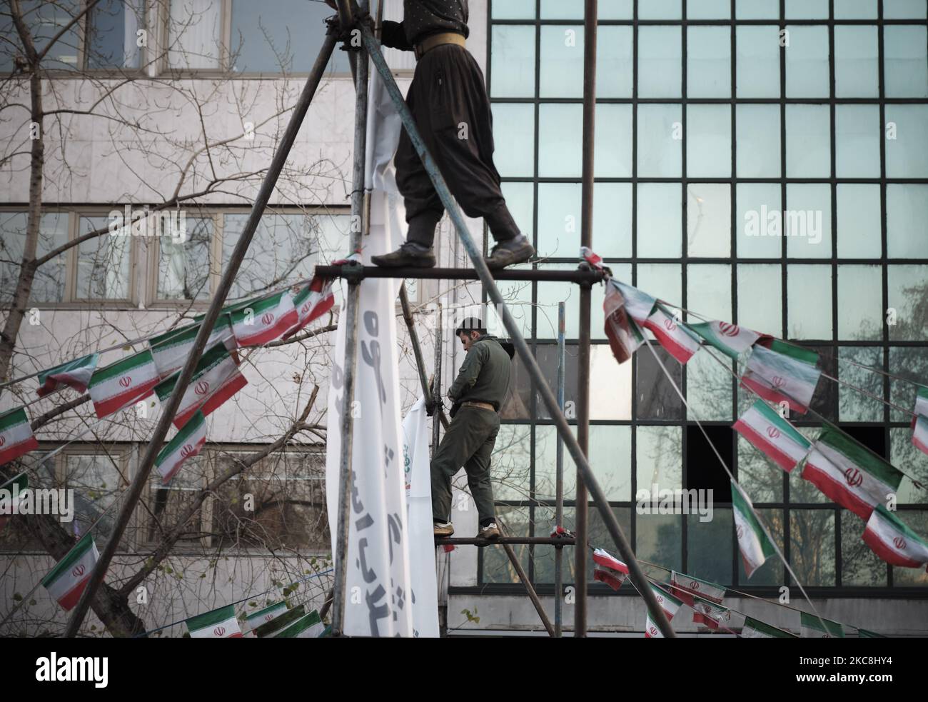 Ein iranischer Arbeiter schmückt die Enghelab-Straße (Revolution) während der zehntägigen Feierlichkeiten zum 42. Jahrestag des Sieges der Islamischen Revolution im Iran am 1. Februar 2021 in Zentral-Teheran. (Foto von Morteza Nikoubazl/NurPhoto) Stockfoto