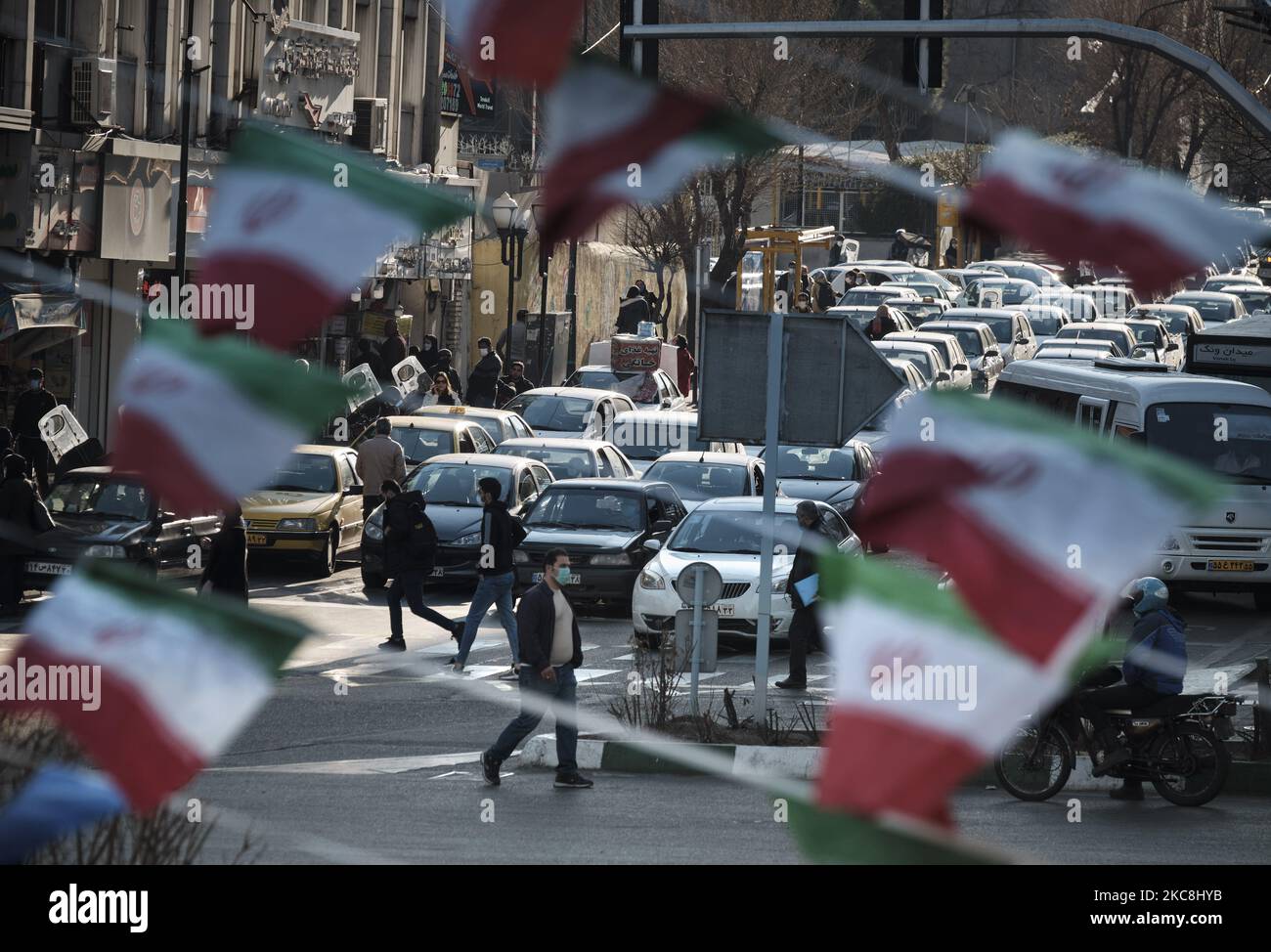 Das iranische Volk überquert eine Straße im Norden Teherans während der zehntägigen Feierlichkeiten zum 42. Jahrestag des Sieges der Islamischen Revolution im Iran am 1. Februar 2021. (Foto von Morteza Nikoubazl/NurPhoto) Stockfoto