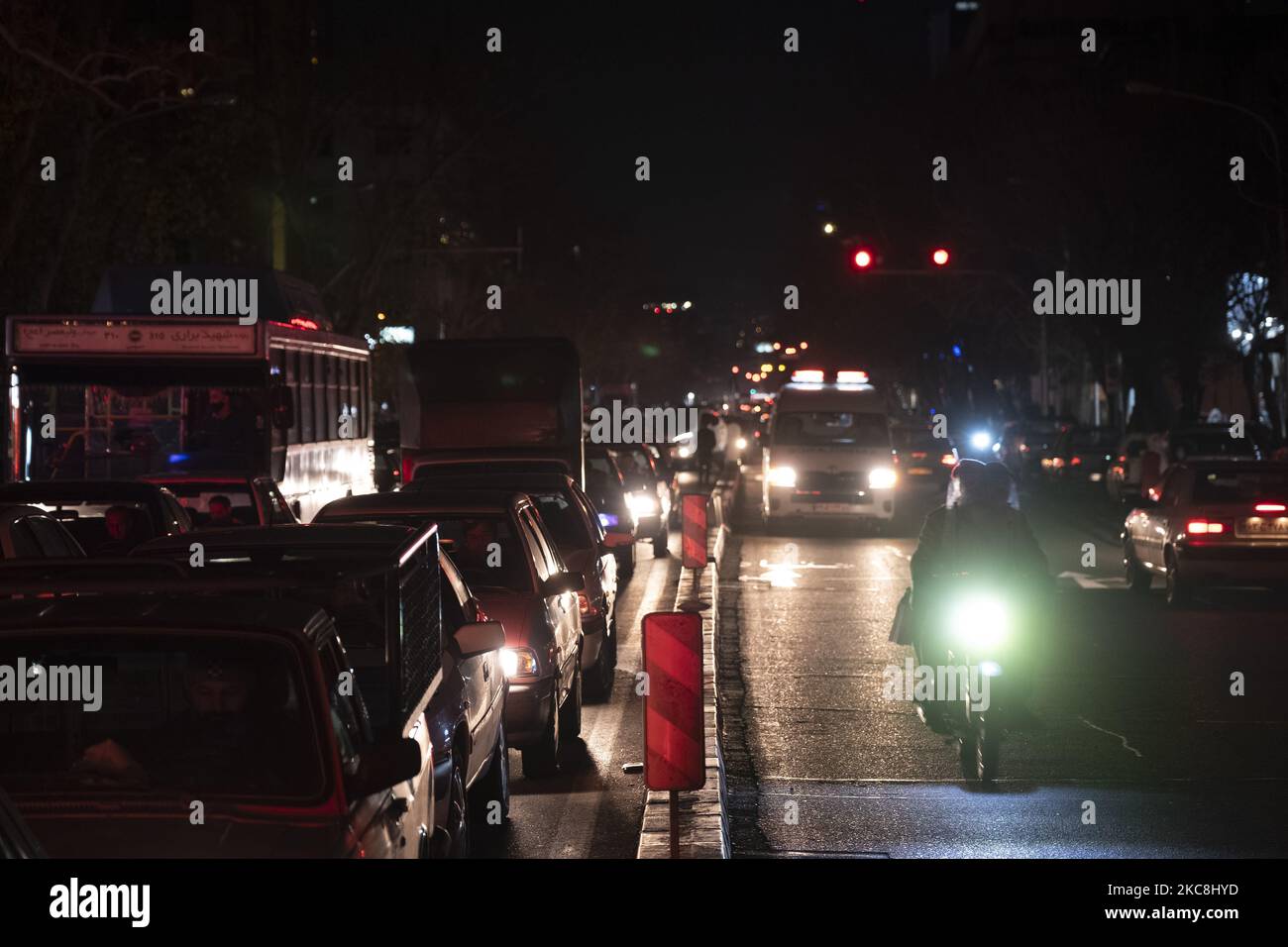 Nachts werden Fahrzeuge auf einer Straße in der Nähe der Enghelab-Straße (Revolution) gestoppt, während die Stromversorgung im Zentrum Teherans während der zehntägigen Feierlichkeiten zum 42. Jahrestag des Sieges der Islamischen Revolution im Iran am 1. Februar 2021 ausging. (Foto von Morteza Nikoubazl/NurPhoto) Stockfoto
