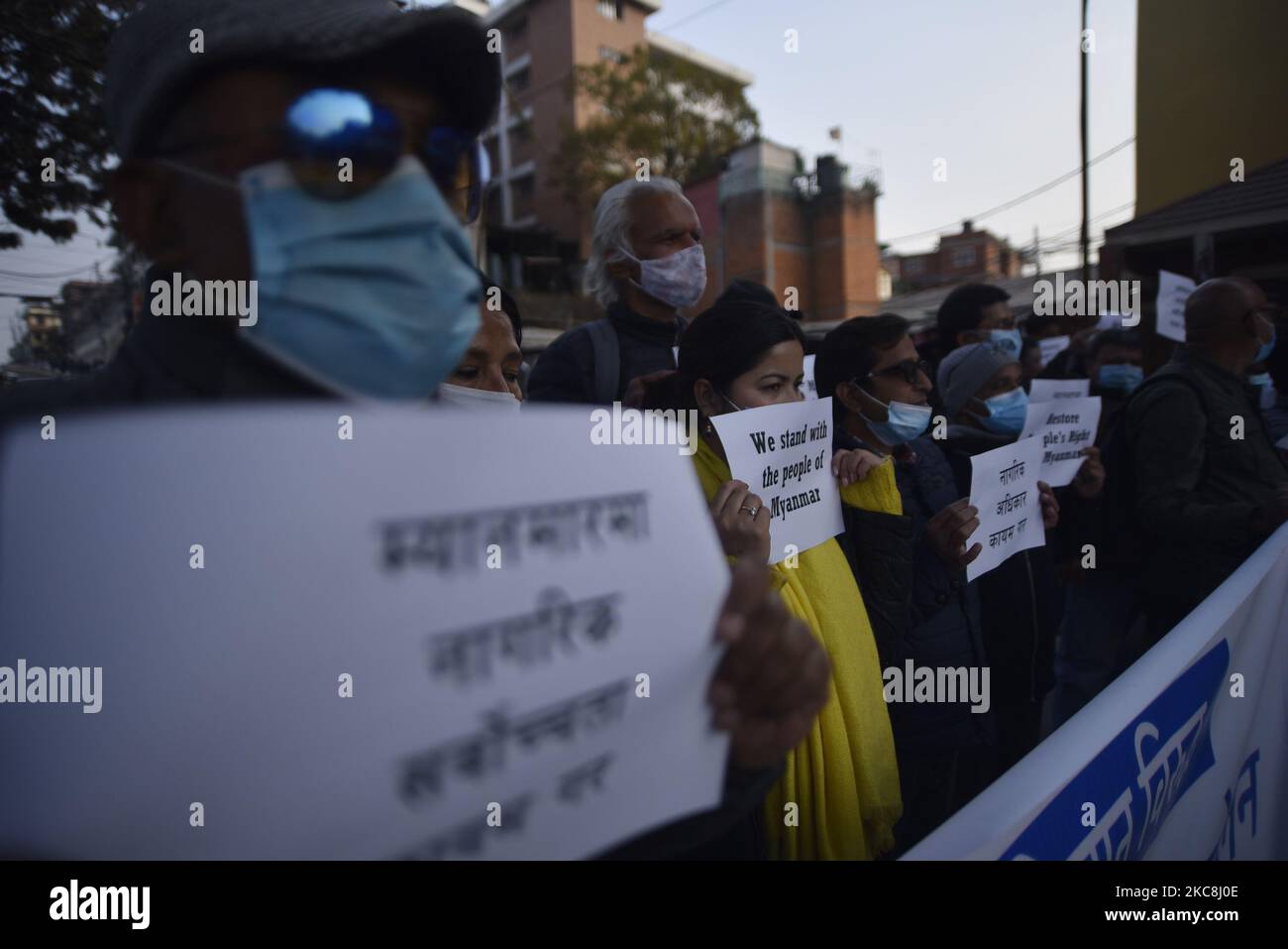 Aktivisten der nepalesischen Bürgergesellschaft protestieren am Montag, den 01. Februar 2021, in Kathmandu, Nepal gegen den Militärputsch in Myanmar. (Foto von Narayan Maharjan/NurPhoto) Stockfoto