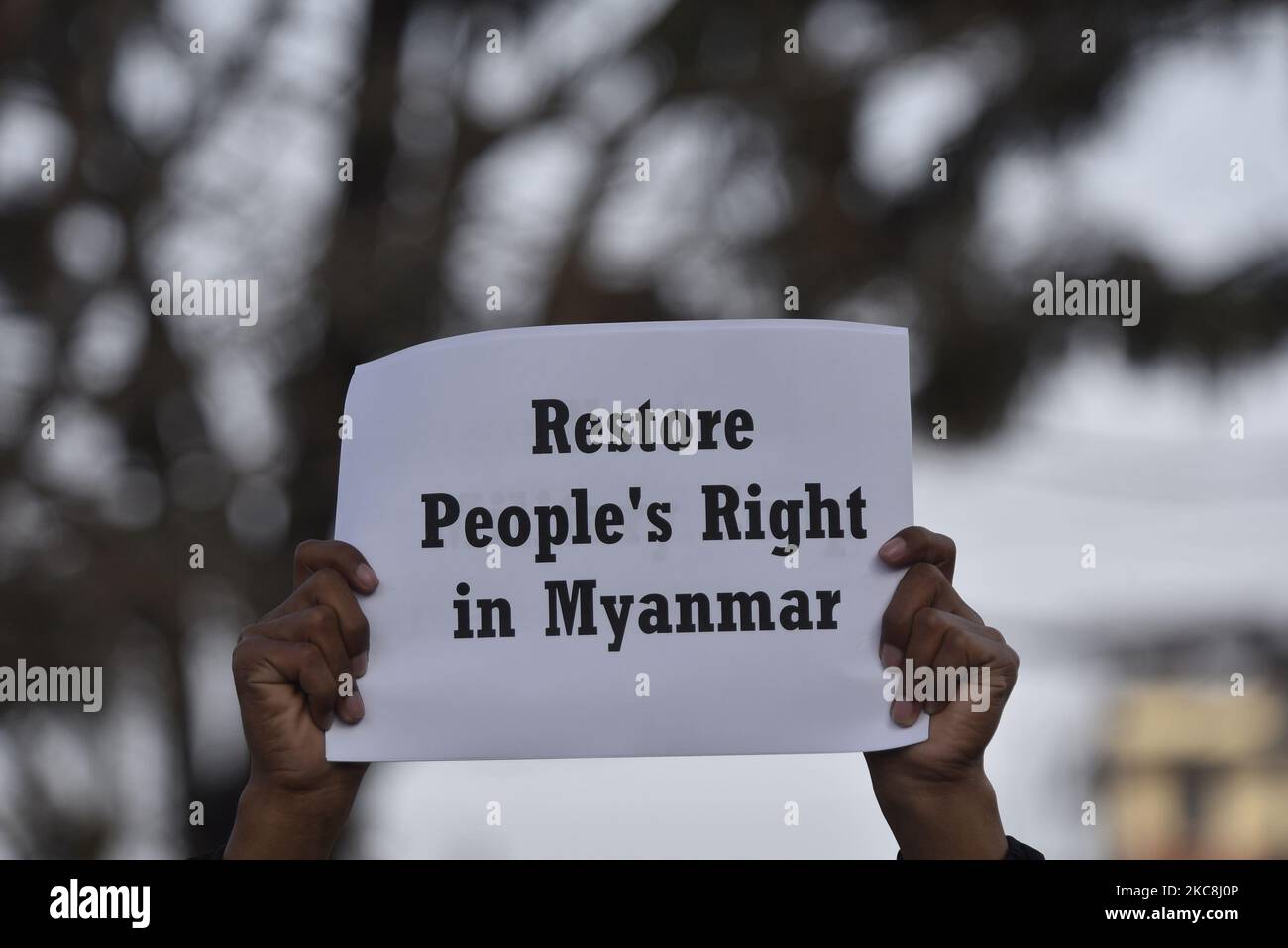 Ein nepalesischer Bürgergesellschaft-Aktivist hält am Montag, den 01. Februar 2021, in Kathmandu, Nepal, Plakat-Protest gegen den Militärputsch in Myanmar. (Foto von Narayan Maharjan/NurPhoto) Stockfoto