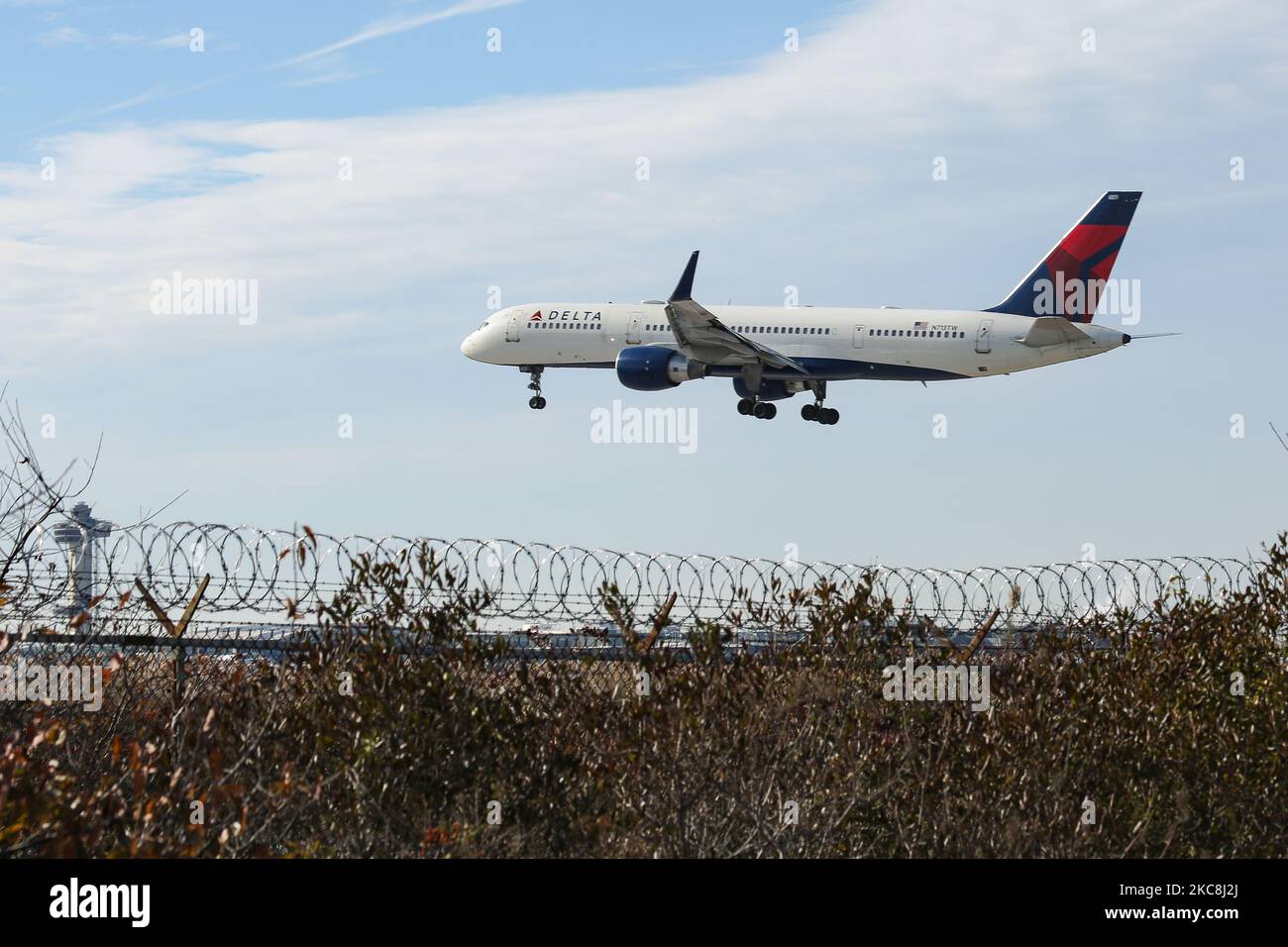 Delta Air Lines Bombardier Boeing 757-200 Flugzeuge wie gesehen ankommen, auf endgültigen Ansatz für die Landung in New York JFK John F. Kennedy International Airport. Das Schmalkarossflugzeug aus dem Jahr B757 war zuvor für TWA Trans World Airlines und AA American Airlines im Einsatz. Die Registrierung die Boing 757 ist N713TW und wird von 2x PW-Düsenmotoren angetrieben. Delta Airlines ist das zweitgrößte der Welt und Mitglied der SkyTeam-Luftfahrtallianz mit Hauptsitz in Atlanta, Georgia. NY, USA am 2.. Februar 2020 (Foto von Nicolas Economou/NurPhoto) Stockfoto