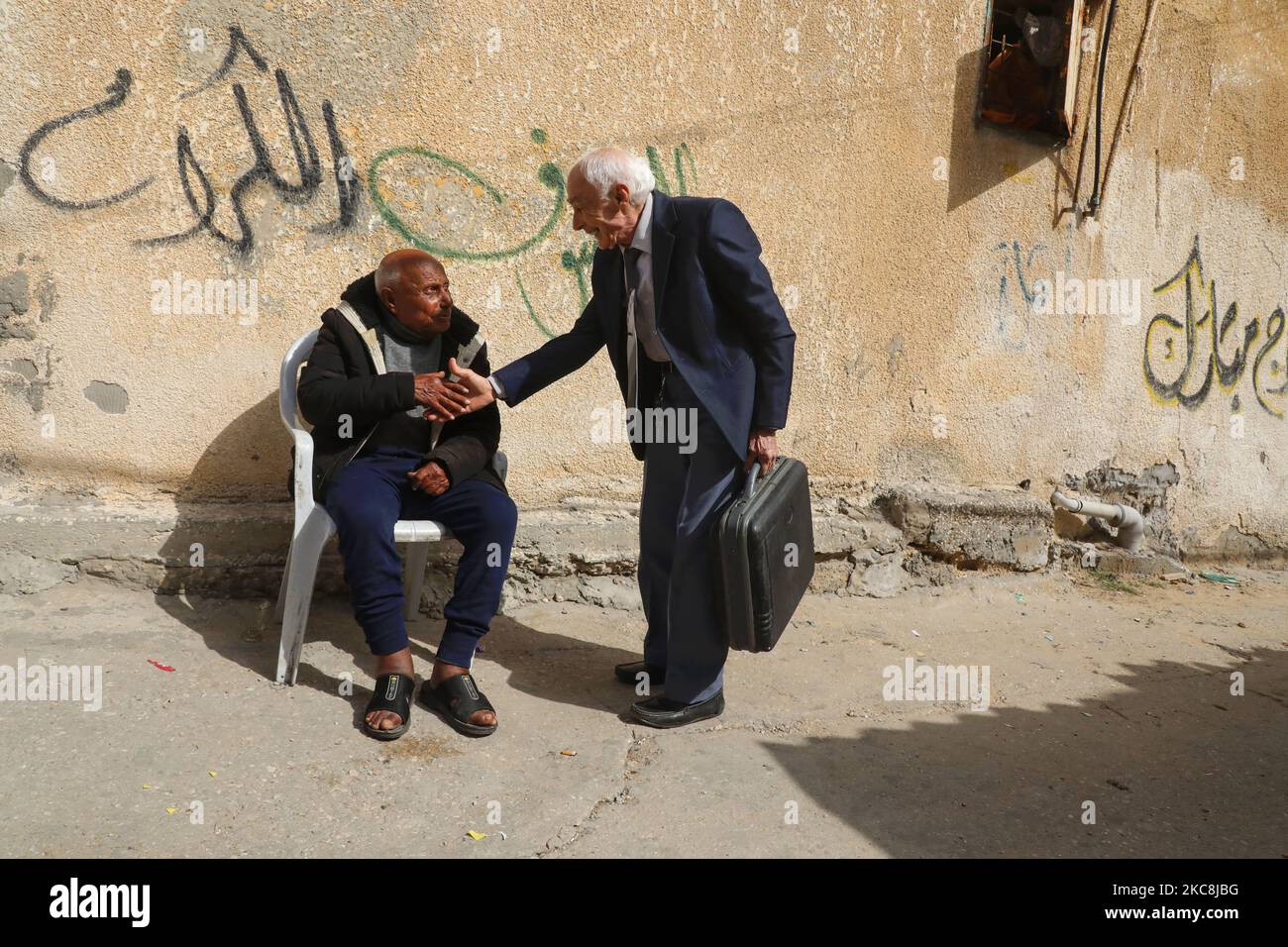 Ein älterer palästinensischer Barbier namens Zaki Abu Daghim „Abu Ayman“ 75“ spaziert am 02. Februar 2021 im zentralen Flüchtlingslager Deir al-Balah im Gazastreifen. Die Lebensbedingungen sind einfach nur so: Ein Viertel der Erwerbslosen und 24 % der Palästinenser leben unter der PPP-Zahl von 5,5 2011 US-Dollar pro Tag – sogar vor dem jüngsten Ausbruch. Ein stärker als erwarteter Rückgang der Beihilfen und eine weitere Ausbreitung des COVID-19-Virus stellen keine Abwärtsrisiken dar. (Foto von Majdi Fathi/NurPhoto) Stockfoto