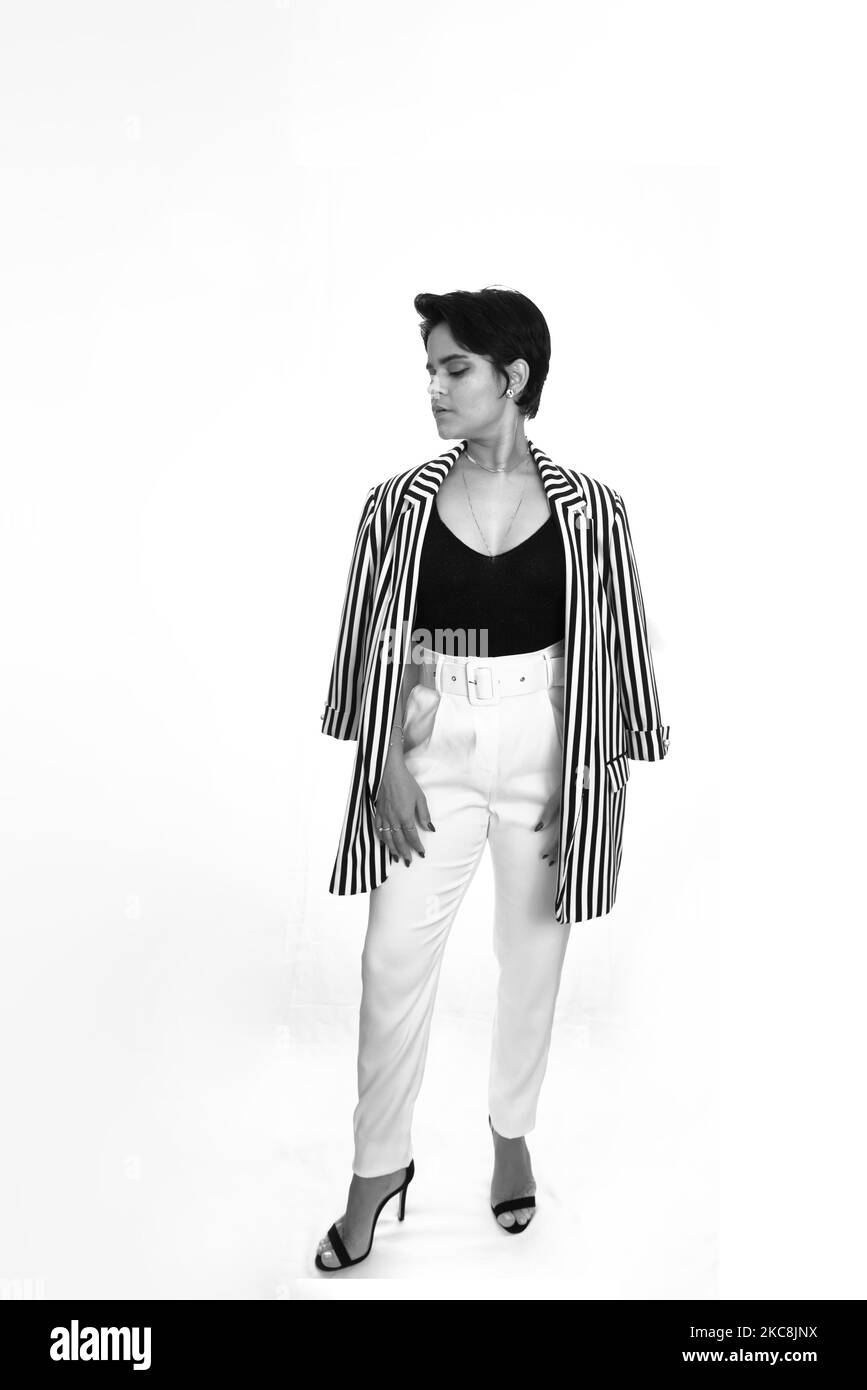 Selbstbewusste hübsche Geschäftsfrau, die bereit ist zu arbeiten. Konzept von Vertrauen und Kompetenz. Isoliertes weibliches Porträt. Stockfoto