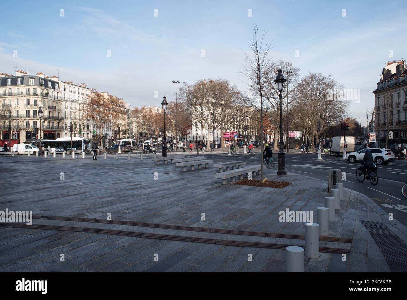 Der Place de la Bastille in Paris und die neue Organisation für urbane Mobilität. Der französische Konjunkturplan umfasst umfangreiche Investitionen in den umweltfreundlichen Verkehr: Fahrradwege, Elektrobusse, Ladesäulen für Elektroautos. Paris, Den 2021. Januar. (Foto von Andrea Savorani Neri/NurPhoto) Stockfoto