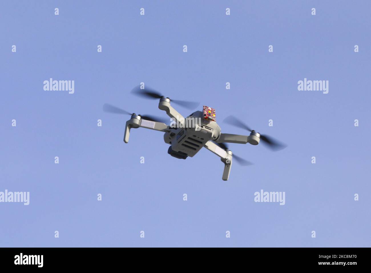 Die Drohne DJI Mavic Mini 2 wird am 31. Januar 2021 in Krakau, Polen, in der Luft gesehen. (Foto von Beata Zawrzel/NurPhoto) Stockfoto