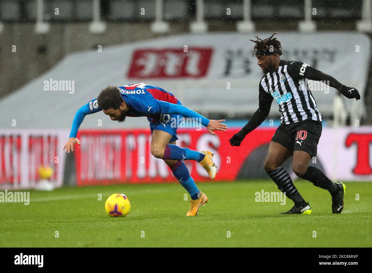 Andros Townsend von Crystal Palace kämpft während des Premier League-Spiels zwischen Newcastle United und Crystal Palace im St. James's Park, Newcastle, am Dienstag, den 2.. Februar 2021 um den Besitz mit Allan Saint-Maximin von Newcastle United. (Foto von Mark Fletcher/MI News/NurPhoto) Stockfoto