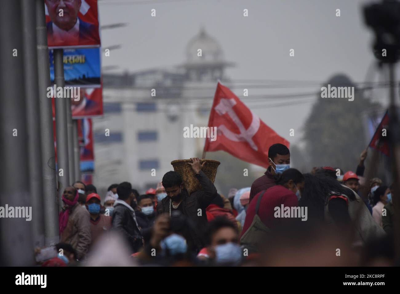 Ein Straßenverkäufer, der geröstete Erdnüsse während der Massenversammlung von Premierminister KP Sharma Oli’s in Kathmandu, Nepal, am Freitag, den 05. Februar 2021 verkauft. (Foto von Narayan Maharjan/NurPhoto) Stockfoto