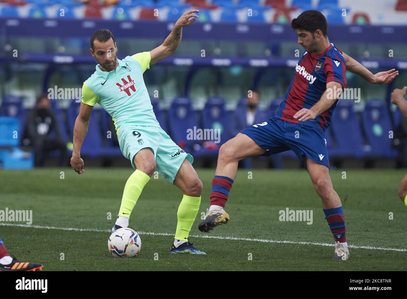 Jorge Melero von Levante UD und Roberto Soldado von Granada während der La Liga mach zwischen Levante und Granada im Estadio Ciutat de Valencia am 6. Februar 2021 in Valencia, Spanien (Foto: Maria Jose Segovia/NurPhoto) Stockfoto