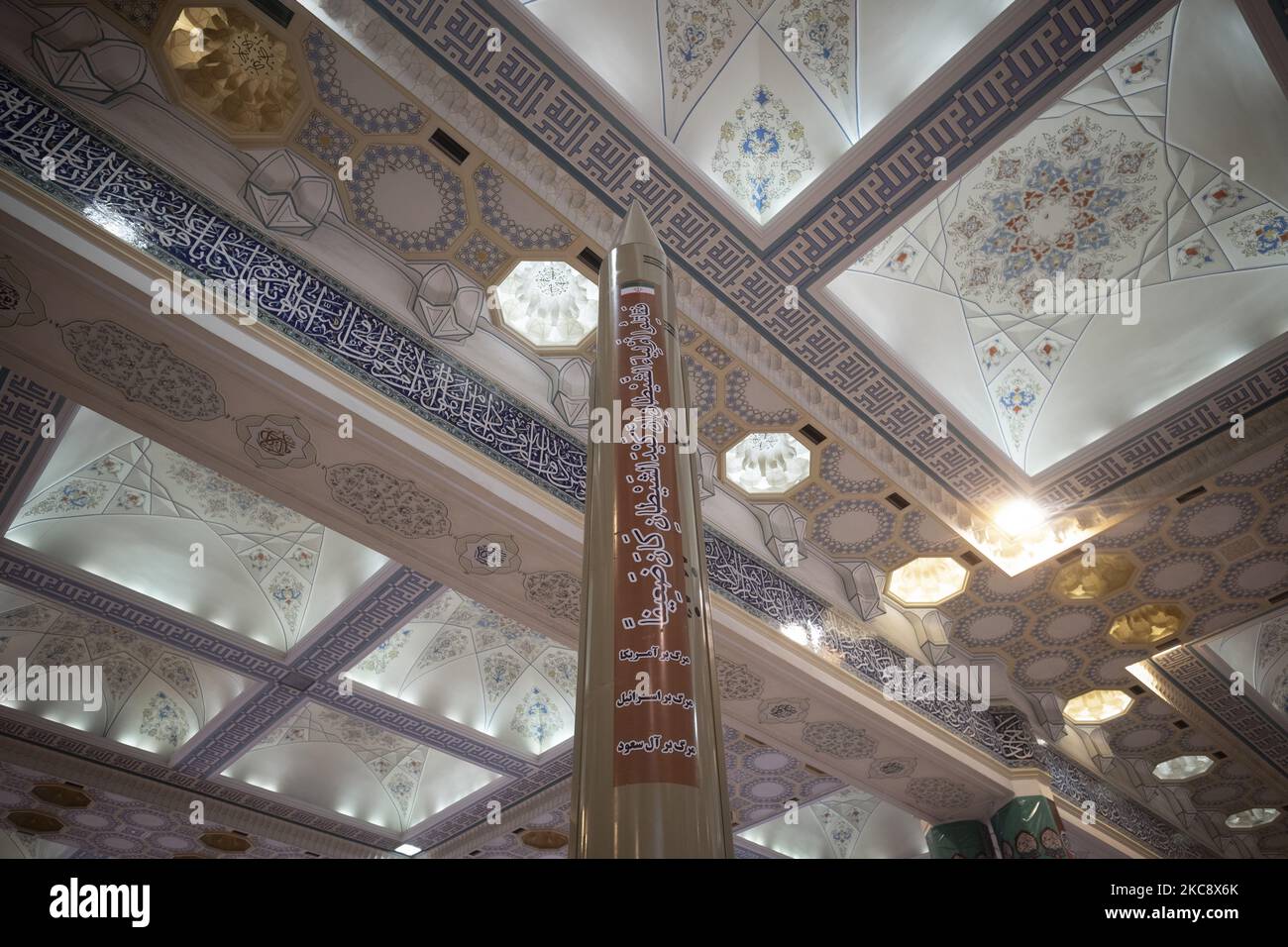 Datei Foto zeigt, Ein Modell der iranischen Boden-Boden-Rakete, Shahab-3, mit Anti-USA, Anti-Israel- und Anti-Saudi-Arabien-Slogans werden auf der Ausstellung der Verteidigungserfolge zum 40.. Jahrestag der Islamischen Revolution in der Imam Khomeini Großen Moschee im Zentrum Teherans am zweiten Tag der zehntägigen Feier zum Jahrestag der Islamischen Revolution, dem 2. Februar 2019, ausgestellt. (Foto von Morteza Nikoubazl/NurPhoto) Stockfoto