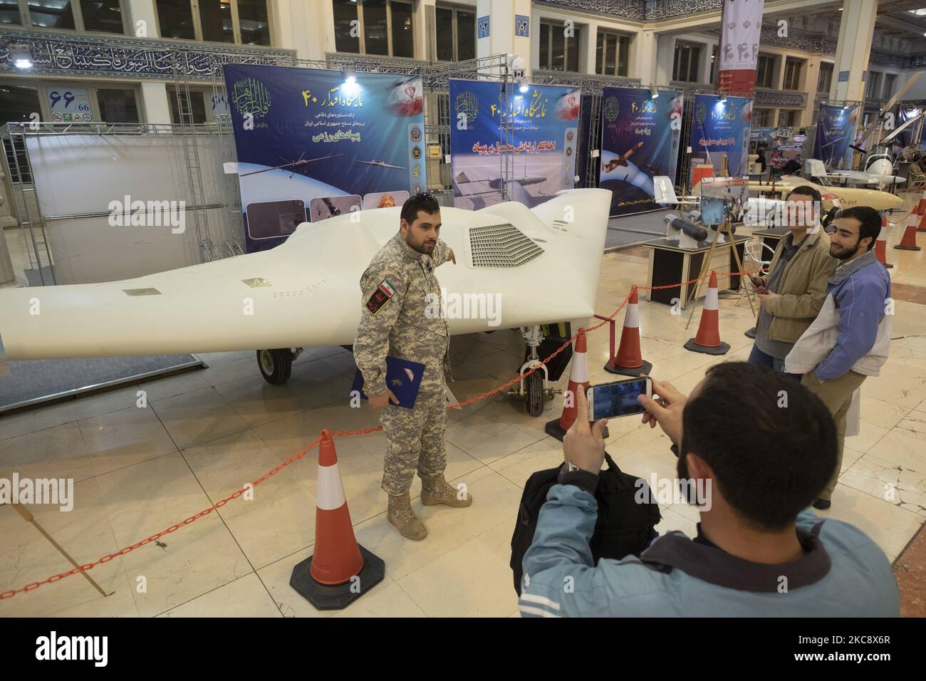 File Photo zeigt, Ein Mitglied des iranischen Revolutionsgarden-Korps, Posen für ein Foto mit Shahed-171 (Simorgh) Drohne während der Defensive Achievements Ausstellung zum 40.. Jahrestag der Islamischen Revolution in Imam Khomeini große Moschee im Zentrum Teherans am zweiten Tag der zehntägigen Feier des Jahrestages der Islamischen Revolution, 2. Februar 2019. (Foto von Morteza Nikoubazl/NurPhoto) Stockfoto