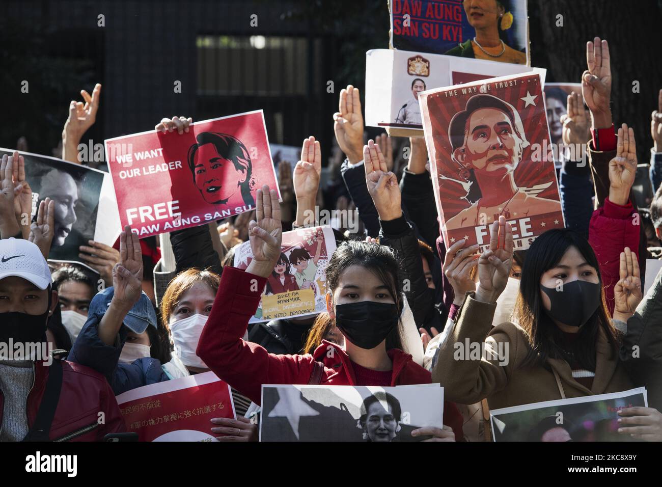 Die Teilnehmer halten Portraits der zivilen Führerin Aung San Suu Kyi ab und grüßen mit drei Fingern während der Demonstration gegen den Militärputsch in Myanmar am 7. Februar 2021 in Tokio, Japan. (Foto von Yusuke Harada/NurPhoto) Stockfoto