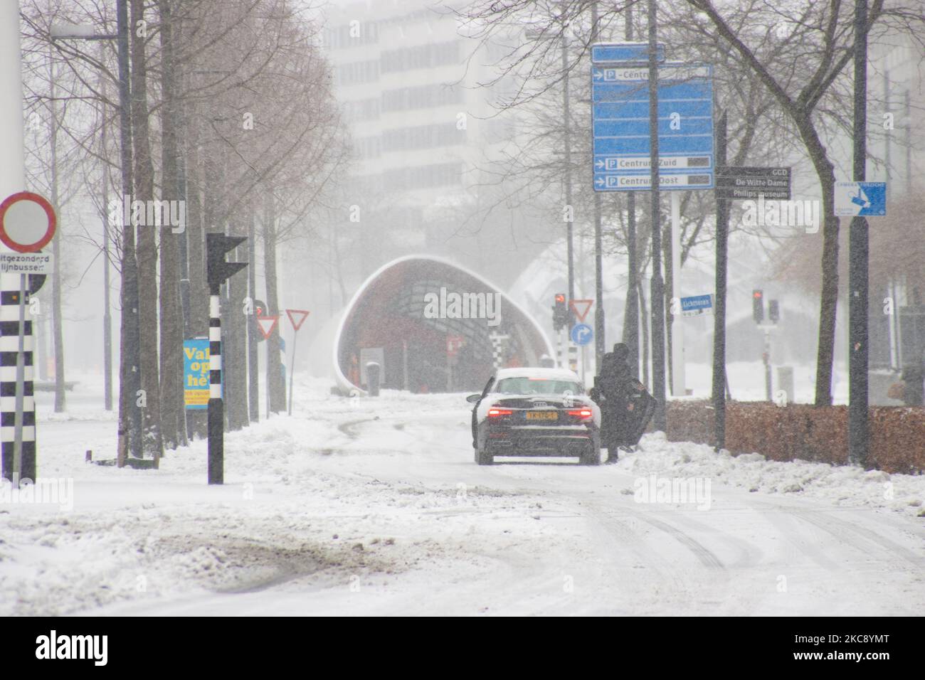 Blizzard vom Schneesturm Darcy in den Niederlanden, dem ersten starken Schneefall mit starken Winden nach 2010, der den Transport im ganzen Land störte. Die Niederländer erwachten am Sonntag mit einer Schneeschicht, die alles bedeckte. Viele Unfälle ereigneten sich auf den Straßen aufgrund des Sturms und der eisigen Bedingungen, während es auch Probleme mit den Zügen gab. In der Stadt Eindhoven in Nordbrabant wurde der Bahn- und Busverkehr eingestellt, der Flughafen folgte und der Luftverkehr umgeleitet. Die Menschen gingen in die Innenstadt von Eindhoven, um die weiße Landschaft zu genießen und Spaß zu haben, und einige sind es Stockfoto