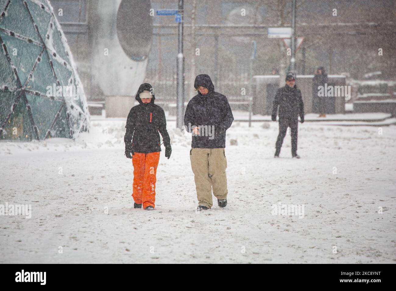 Blizzard vom Schneesturm Darcy in den Niederlanden, dem ersten starken Schneefall mit starken Winden nach 2010, der den Transport im ganzen Land störte. Die Niederländer erwachten am Sonntag mit einer Schneeschicht, die alles bedeckte. Viele Unfälle ereigneten sich auf den Straßen aufgrund des Sturms und der eisigen Bedingungen, während es auch Probleme mit den Zügen gab. In der Stadt Eindhoven in Nordbrabant wurde der Bahn- und Busverkehr eingestellt, der Flughafen folgte und der Luftverkehr umgeleitet. Die Menschen gingen in die Innenstadt von Eindhoven, um die weiße Landschaft zu genießen und Spaß zu haben, und einige sind es Stockfoto