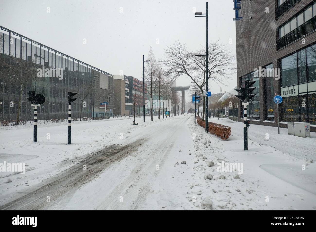 Blizzard vom Schneesturm Darcy in den Niederlanden, dem ersten starken Schneefall mit starken Winden nach 2010, der den Transport im ganzen Land störte. Die Niederländer erwachten am Sonntag mit einer Schneeschicht, die alles bedeckte. Viele Unfälle ereigneten sich auf den Straßen aufgrund des Sturms und der eisigen Bedingungen, während es auch Probleme mit den Zügen gab. In der Stadt Eindhoven in Nordbrabant wurde der Bahn- und Busverkehr eingestellt, der Flughafen folgte und der Luftverkehr umgeleitet. Die Menschen gingen in die Innenstadt von Eindhoven, um die weiße Landschaft zu genießen und Spaß zu haben, und einige sind es Stockfoto