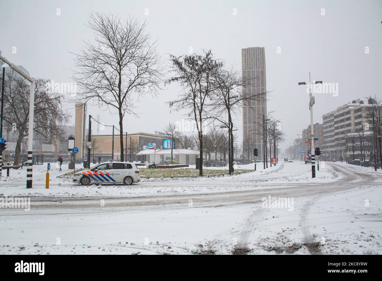 Polizeifahrzeug auf der schneebedeckten Straße von Eindhoven. Blizzard vom Schneesturm Darcy in den Niederlanden, dem ersten starken Schneefall mit starken Winden nach 2010, der den Transport im ganzen Land störte. Die Niederländer erwachten am Sonntag mit einer Schneeschicht, die alles bedeckte. Viele Unfälle ereigneten sich auf den Straßen aufgrund des Sturms und der eisigen Bedingungen, während es auch Probleme mit den Zügen gab. In der Stadt Eindhoven in Nordbrabant wurde der Bahn- und Busverkehr eingestellt, der Flughafen folgte und der Luftverkehr umgeleitet. Im Stadtzentrum von Eindhoven gingen die Leute nach draußen, um zu e zu kommen Stockfoto