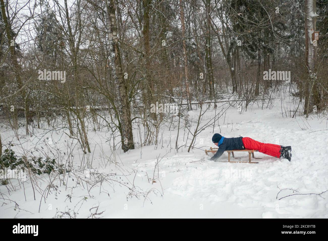 Blizzard vom Schneesturm Darcy in den Niederlanden, dem ersten starken Schneefall mit starken Winden nach 2010, der den Transport im ganzen Land störte. Die Niederländer erwachten am Sonntag mit einer Schneeschicht, die alles bedeckte. Viele Unfälle ereigneten sich auf den Straßen aufgrund des Sturms und der eisigen Bedingungen, während es auch Probleme mit den Zügen gab. In der Stadt Eindhoven in Nordbrabant wurde der Bahn- und Busverkehr eingestellt, der Flughafen folgte und der Luftverkehr umgeleitet. Die Menschen gingen in die Innenstadt von Eindhoven, um die weiße Landschaft zu genießen und Spaß zu haben, und einige sind es Stockfoto