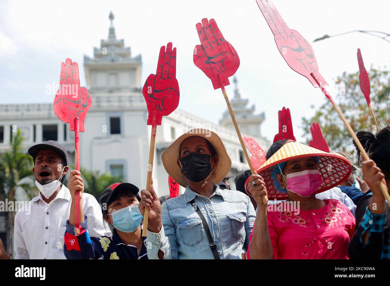 Die Demonstranten in Myanmar grüßen am 8. Februar 2021 während einer Demonstration gegen den Militärputsch in Yangon, Myanmar, mit drei Fingern. (Foto von Myat Thu Kyaw/NurPhoto) Stockfoto