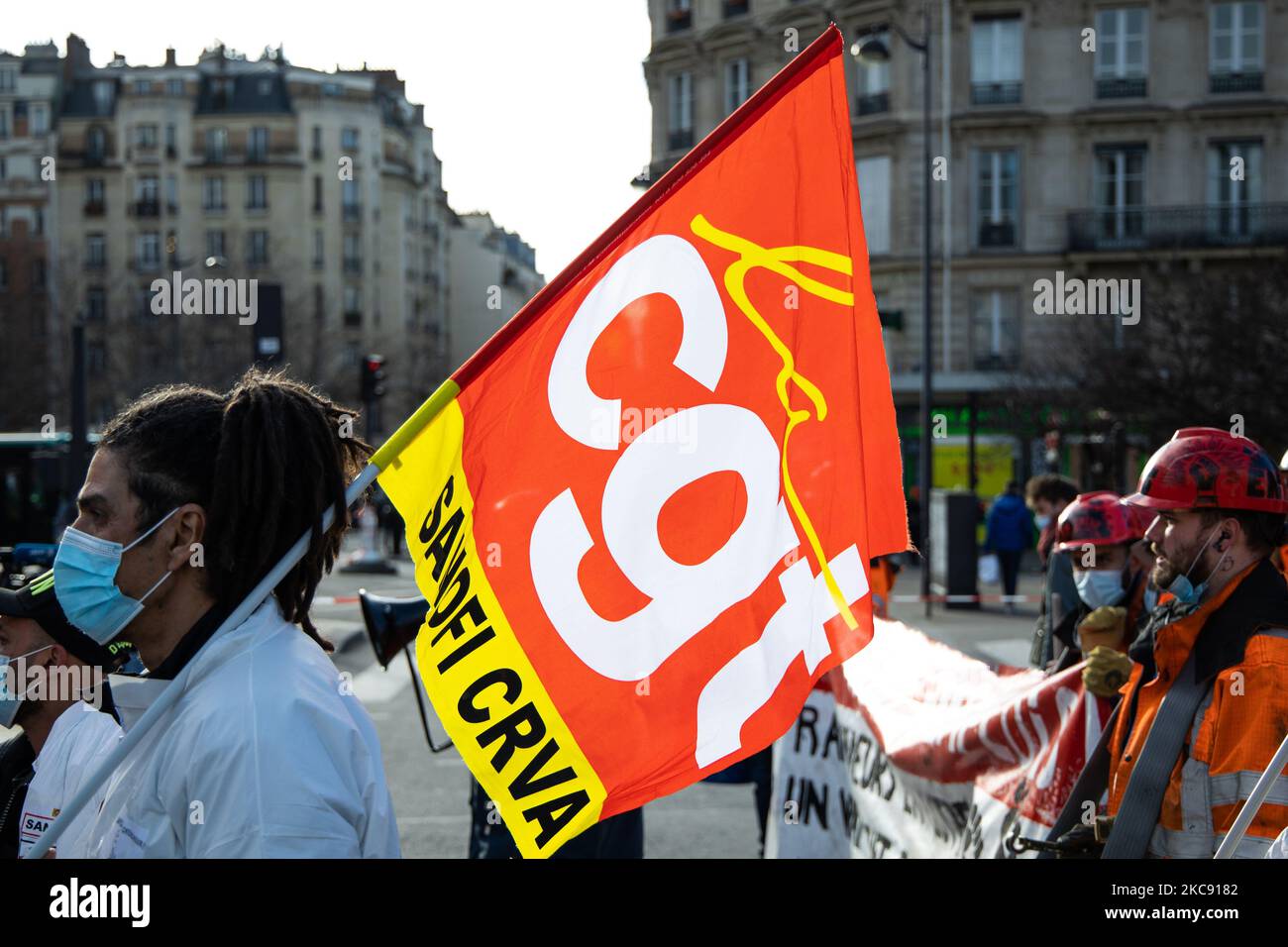 Am 4. Februar 2021 nehmen Menschen an einer Kundgebung für den öffentlichen und privaten Sektor in Paris, Frankreich, Teil. (Foto von Jerome Gilles/NurPhoto) Stockfoto