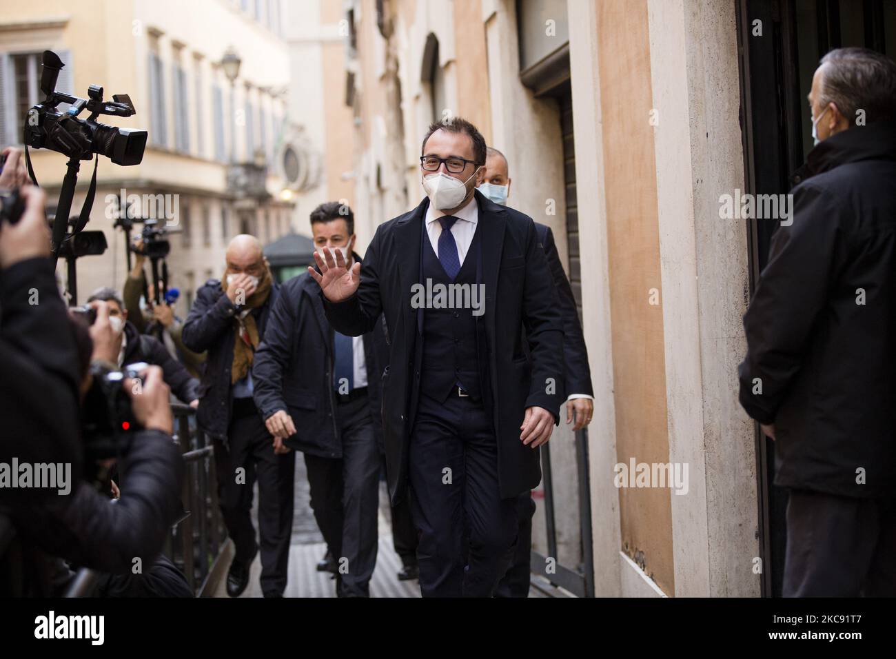 Der scheidende italienische Justizminister Alfonso Bonafede begrüßt ihn, als er am 6. Februar 2021 in Rom, Italien, vor einem Treffen mit dem designierten Premierminister Mario Draghi über die Bildung einer neuen Regierung im Abgeordnetenkammer (Montecitorio) eintrifft. (Foto von Christian Minelli/NurPhoto) Stockfoto