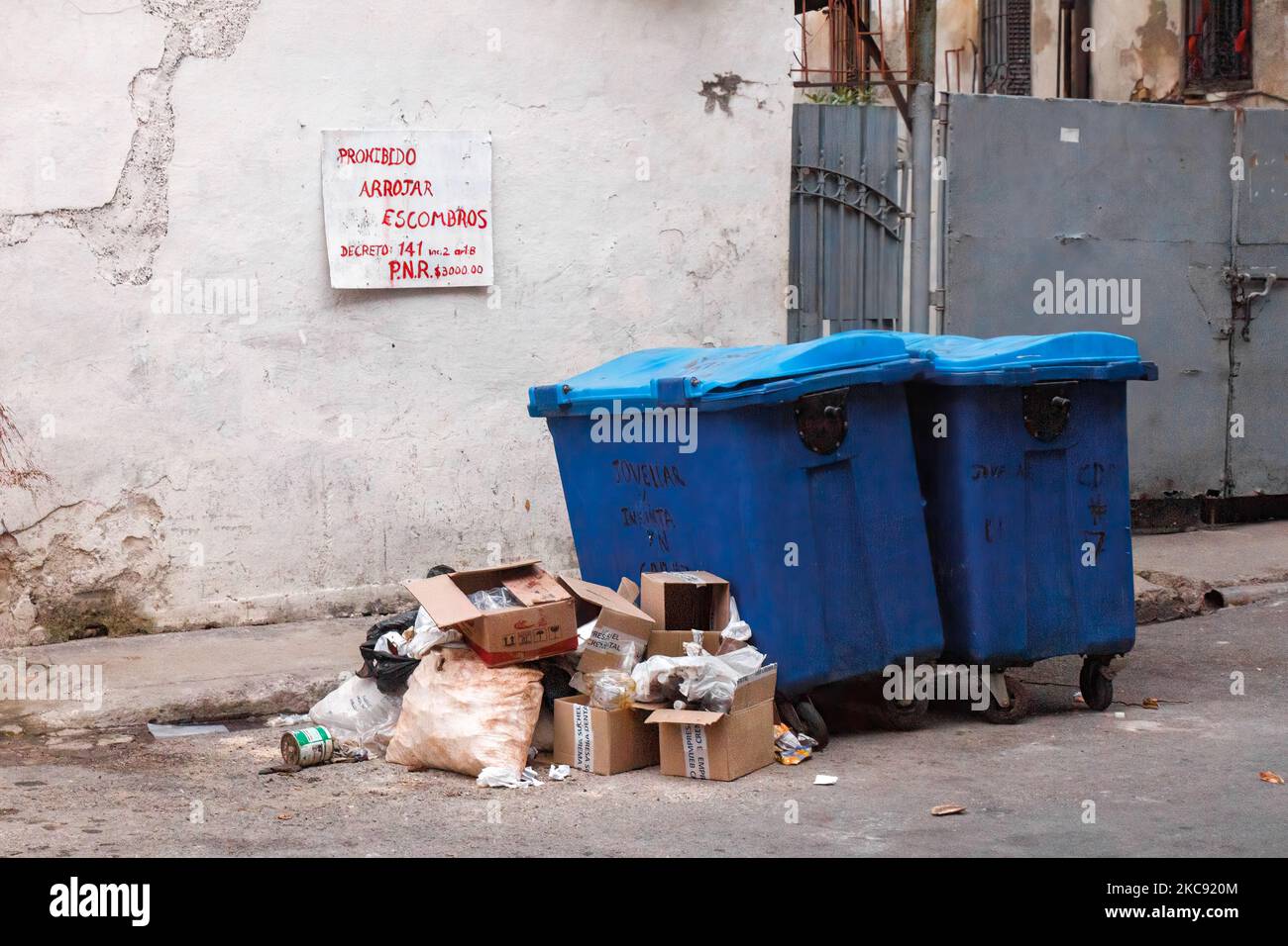 Müll außerhalb der Stadt Mülltonnen. Es gibt ein Schild, das vor einer Geldstrafe von 3000 Pesos warnt, weil man Müll in der Gegend fallen lassen muss Stockfoto