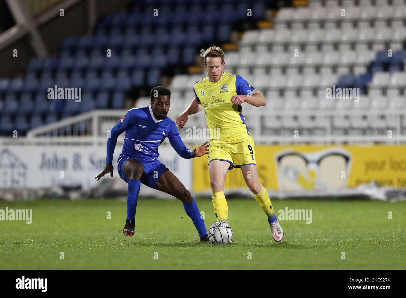 Timi Odusina von Hartlepool Vereinigte sich am Dienstag, den 9.. Februar 2021, mit Adam Rooney von Solihull Moors während des Spiels der Vanarama National League zwischen Hartlepool United und Solihull Moors im Victoria Park, Hartlepool. (Foto von Mark Fletcher/MI News/NurPhoto) Stockfoto