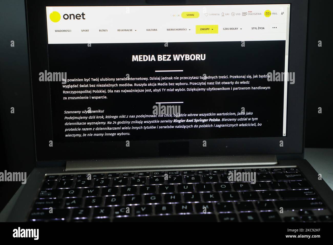Die Protesterklärung „Medien ohne Wahl“ wird auf der Onet-Homepage gezeigt. Krakau, Polen, am 10. Februar 2021. Die unabhängigen polnischen Medien haben die Berichterstattung ausgesetzt, und die Webseiten der führenden Nachrichtenorganisationen des Landes waren am Mittwochmorgen leer, um gegen eine neue Werbesteuer zu protestieren, die nach Meinung von Sendern und Verlegern nicht auf die Geldbeschaffung, sondern auf die Unterminierung der Pressefreiheit abzielt. (Foto von Beata Zawrzel/NurPhoto) Stockfoto