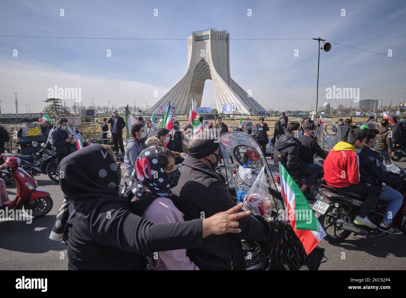 Eine iranische Familie fährt mit ihrem Motorrad während einer Kundgebung zum Gedenken an den 42.. Jahrestag des Sieges der Islamischen Revolution, die am 10. Februar 2021 auf dem Azadi-Platz (Freiheit) in Teheran mit Motorrädern inmitten des Ausbruchs der neuen Coronavirus-Krankheit (COVID-19) im Iran stattfand. (Foto von Morteza Nikoubazl/NurPhoto) Stockfoto