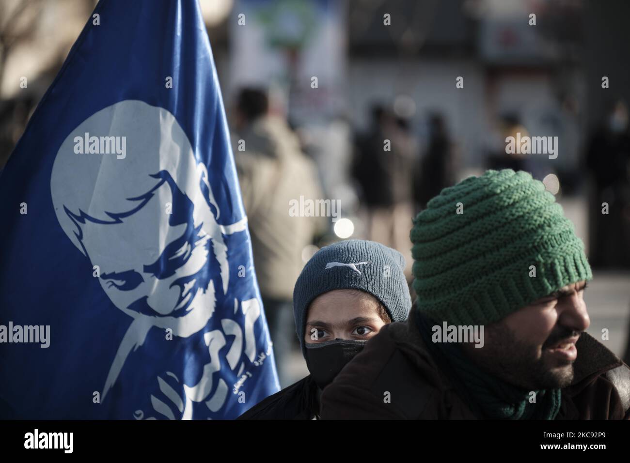 Ein iranischer Junge hält eine Flagge mit einem Porträt des ehemaligen iranischen Kommandanten des Korps der Islamischen Revolutionsgarde (IRGC) Quds Force, General Qasem Soleimani, während einer Kundgebung zum Gedenken an den 42.. Jahrestag des Sieges der Islamischen Revolution, Die mit Motorrädern während des Ausbruchs der neuen Coronavirus-Krankheit (COVID-19) im Iran am 10. Februar 2021 im Süden Teherans stattfand. (Foto von Morteza Nikoubazl/NurPhoto) Stockfoto