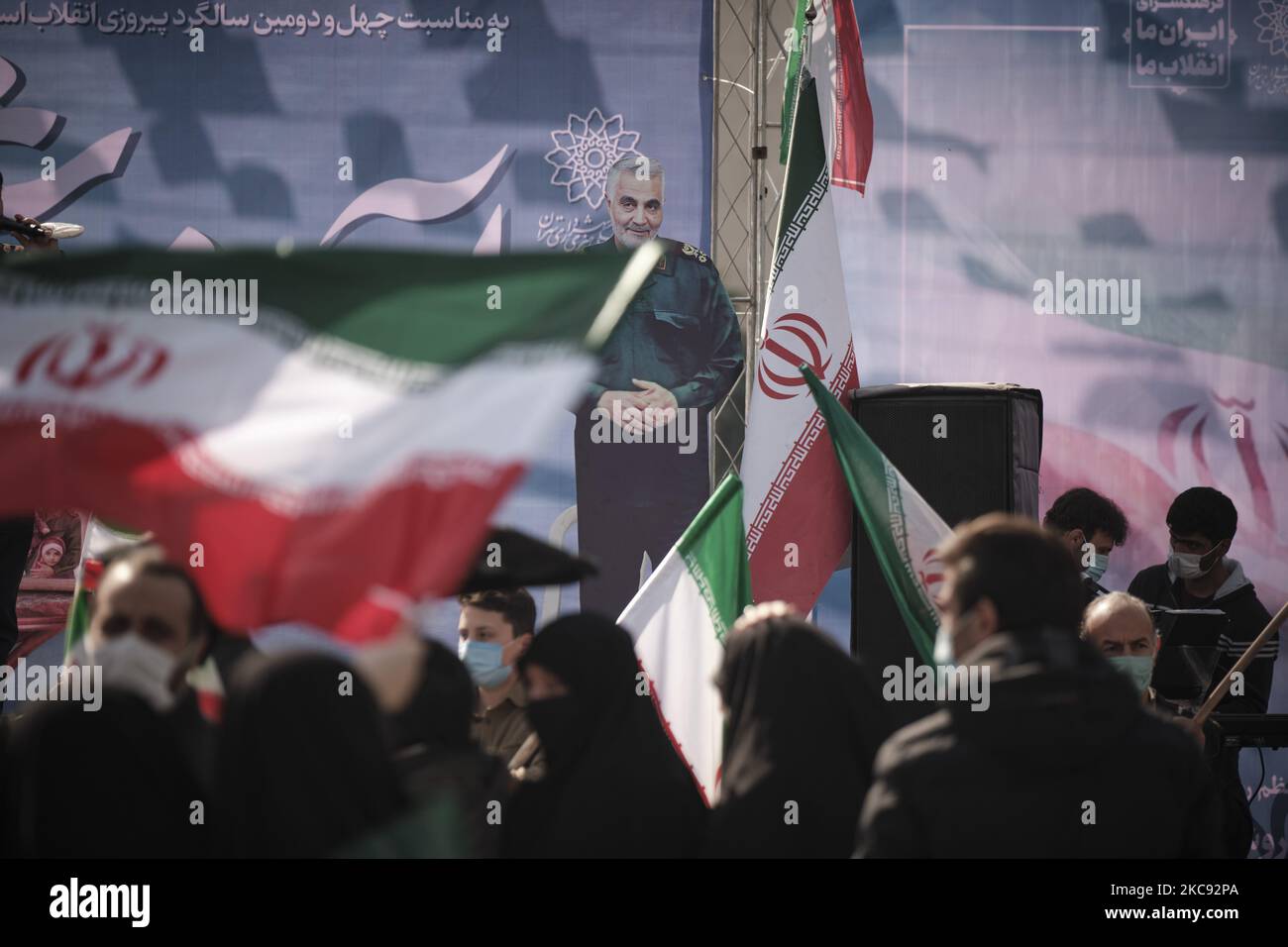 Bei einer Kundgebung zum Gedenken an den 42.. Jahrestag des Sieges der Islamischen Revolution passieren die Menschen ein Bildnis des ehemaligen iranischen Kommandanten des Korps der Islamischen Revolutionsgarde (IRGC) Quds Force, General Qasem Soleimani. Das fand am 10. Februar 2021 in der Azadi (Freedom) Avenue in Teheran mit Motorrädern unter dem Ausbruch der neuen Coronavirus-Krankheit (COVID-19) im Iran statt. (Foto von Morteza Nikoubazl/NurPhoto) Stockfoto