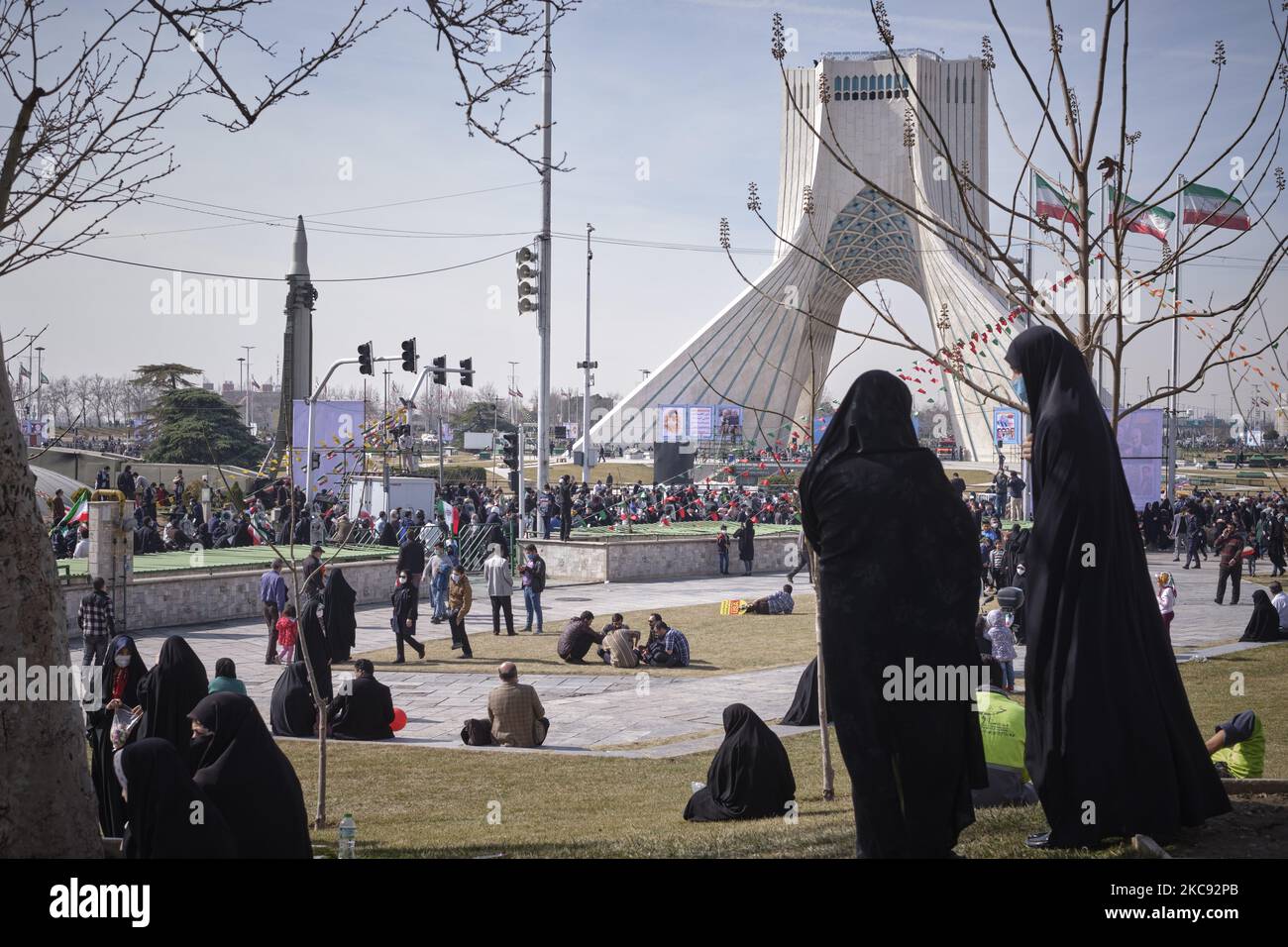 Die iranische Bevölkerung nimmt an einer Kundgebung zum Gedenken an den Jahrestag des Sieges der Islamischen Revolution 42. Teil. Die mit Motorrädern während des Ausbruchs der neuen Coronavirus-Krankheit (COVID-19) im Iran, als die vom Iran hergestellte Qiam-flüssig betriebene, ballistische Boden-Oberfläche-Kurzstreckenrakete, gehalten wurde, ist am 10. Februar 2021 links auf dem Azadi-Platz (Freiheit) in Teheran zu sehen. (Foto von Morteza Nikoubazl/NurPhoto) Stockfoto