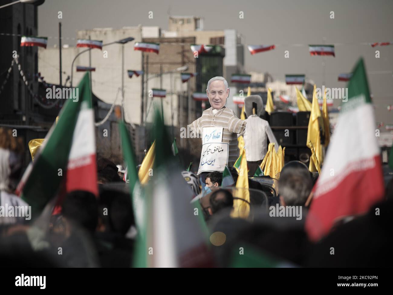 Ein Bildnis des israelischen Premierministers Benjamin Netanjahu wird von einem Motorradfahrer während einer Kundgebung zum Gedenken an den 42.. Jahrestag des Sieges der Islamischen Revolution getragen, Das fand am 10. Februar 2021 auf dem Imam Hussein-Platz im Süden Teherans mit Motorrädern statt, als die neue Coronavirus-Krankheit (COVID-19) im Iran ausbrach. (Foto von Morteza Nikoubazl/NurPhoto) Stockfoto