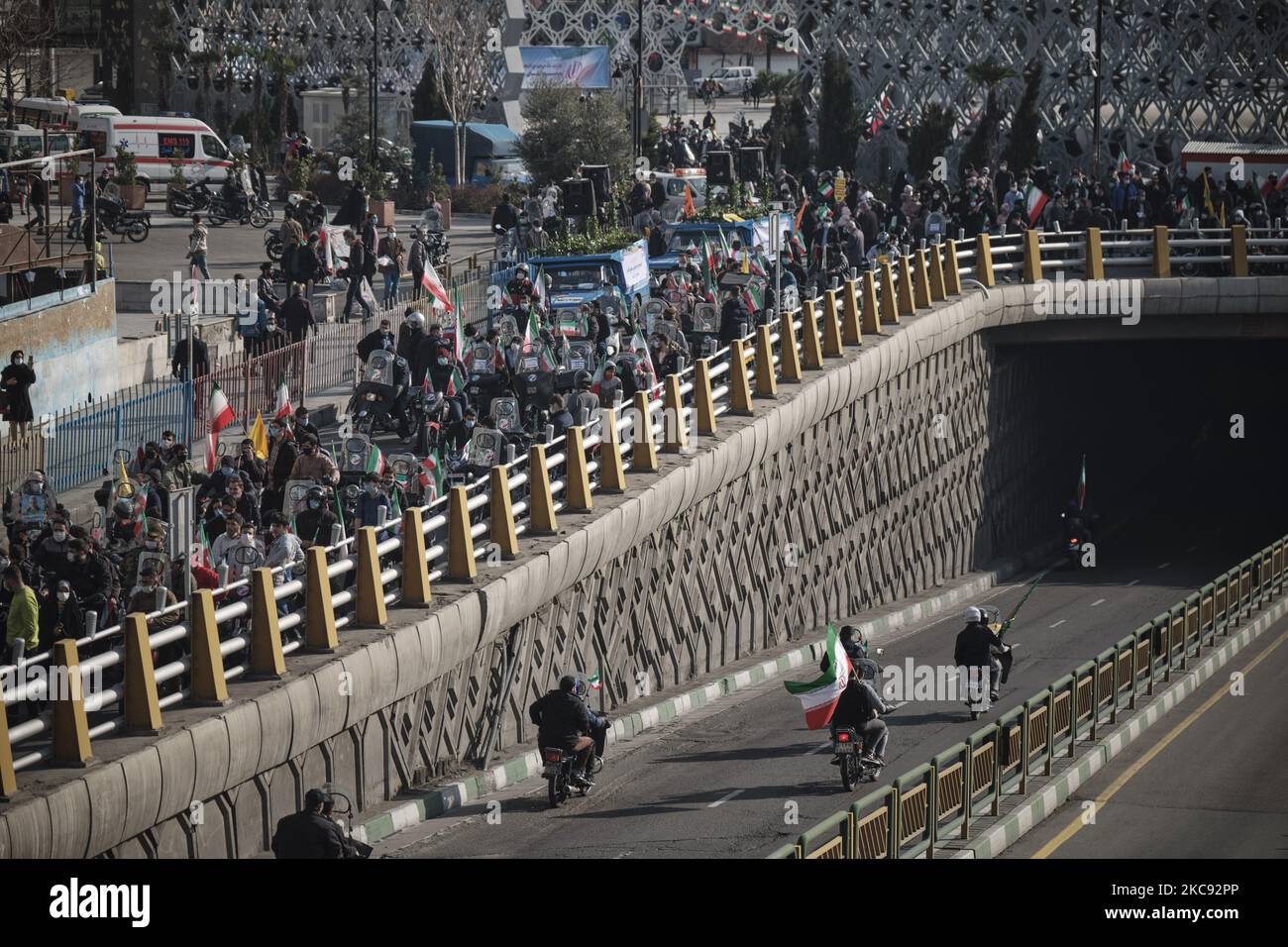 Iranische Motorradfahrer nehmen am 10. Februar 2021 am Imam Hussein-Platz im Süden Teherans an einer Kundgebung zum Gedenken an den 42.. Jahrestag des Sieges der Islamischen Revolution Teil, die mit Motorrädern inmitten des Ausbruchs der neuen Coronavirus-Krankheit (COVID-19) im Iran stattfand. (Foto von Morteza Nikoubazl/NurPhoto) Stockfoto