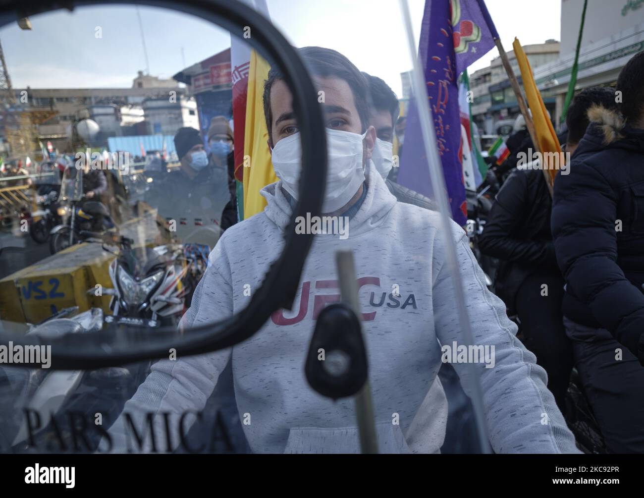 Ein iranischer Motorradfahrer nimmt an einer Kundgebung zum Gedenken an den 42.. Jahrestag des Sieges der Islamischen Revolution Teil, die am 10. Februar 2021 mit Motorrädern inmitten des Ausbruchs der neuen Coronavirus-Krankheit (COVID-19) im Iran im Süden Teherans stattfand. (Foto von Morteza Nikoubazl/NurPhoto) Stockfoto