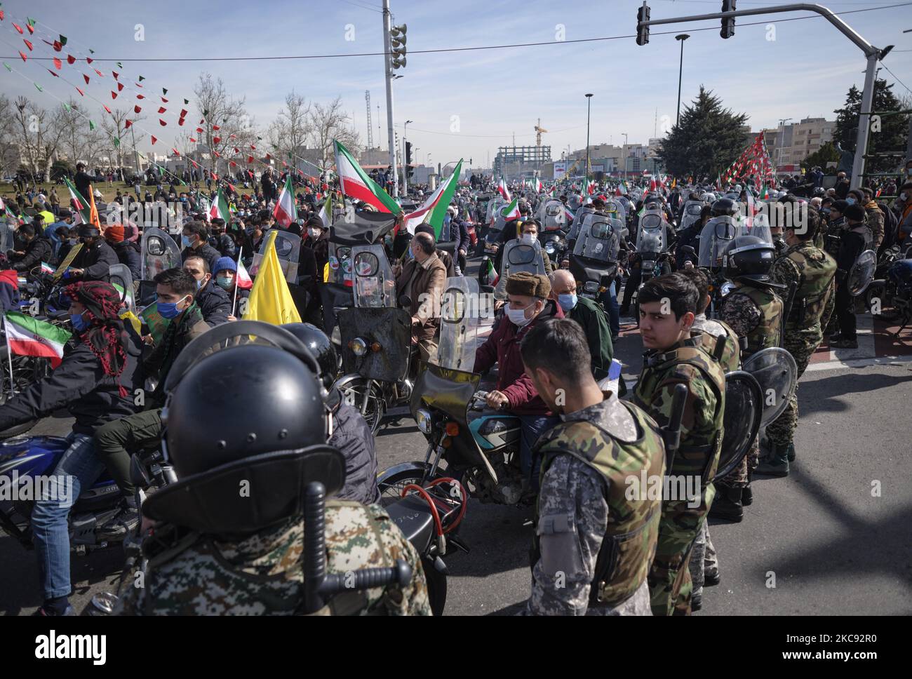 Mitglieder der Spezialeinheiten des iranischen Islamischen Revolutionsgarden-Korps (IRGC) stehen bei einer Kundgebung zur Erinnerung an den 42.. Jahrestag des Sieges der Islamischen Revolution, die am 10. Februar 2021 auf dem Azadi-Platz (Freiheit) in Teheran mit Motorrädern unter dem Ausbruch der neuen Coronavirus-Krankheit (COVID-19) im Iran stattfand. (Foto von Morteza Nikoubazl/NurPhoto) Stockfoto
