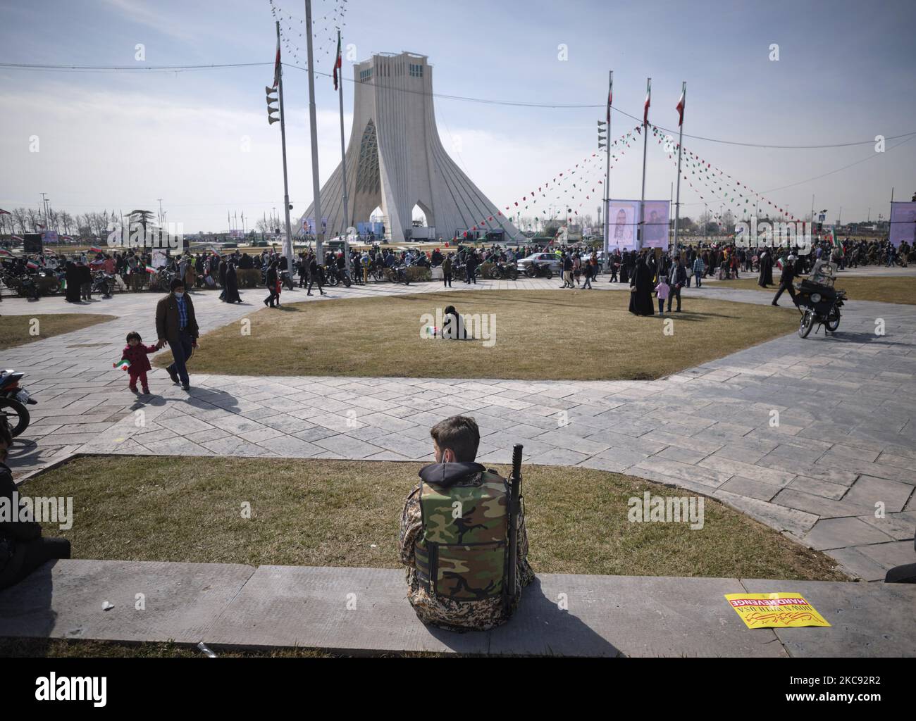 Ein Mitglied der Spezialeinheit der Islamischen Revolutionsgarde (IRGC) des Iran überwacht einen Bereich während einer Kundgebung zum Gedenken an den 42.. Jahrestag des Sieges der Islamischen Revolution, die am 10. Februar 2021 auf dem Azadi-Platz (Freiheit) in Teheran mit Motorrädern unter dem Ausbruch der neuen Coronavirus-Krankheit (COVID-19) im Iran stattfand. (Foto von Morteza Nikoubazl/NurPhoto) Stockfoto
