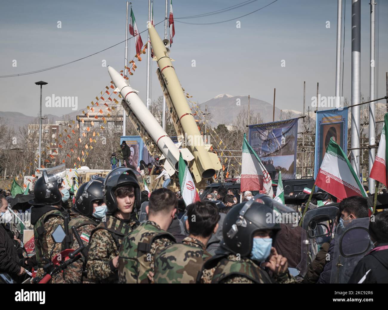 Mitglieder der Spezialeinheit der Islamischen Revolutionsgarde (IRGC) stehen als Iran-hergestellte, Dezful-Mittelstreckenrakete (unten) und Zolfaghar-Straßenziehrakete mit Festantrieb und Flüssiggas sind auf dem Azadi-Platz (Freiheit) während einer Kundgebung zum Gedenken an den 42.. Jahrestag des Sieges der Islamischen Revolution abgebildet. Das fand am 10. Februar 2021, am 10. Februar 2021, in Teheran mit Motorrädern unter dem Ausbruch der neuen Coronavirus-Krankheit (COVID-19) im Iran statt. (Foto von Morteza Nikoubazl/NurPhoto) Stockfoto