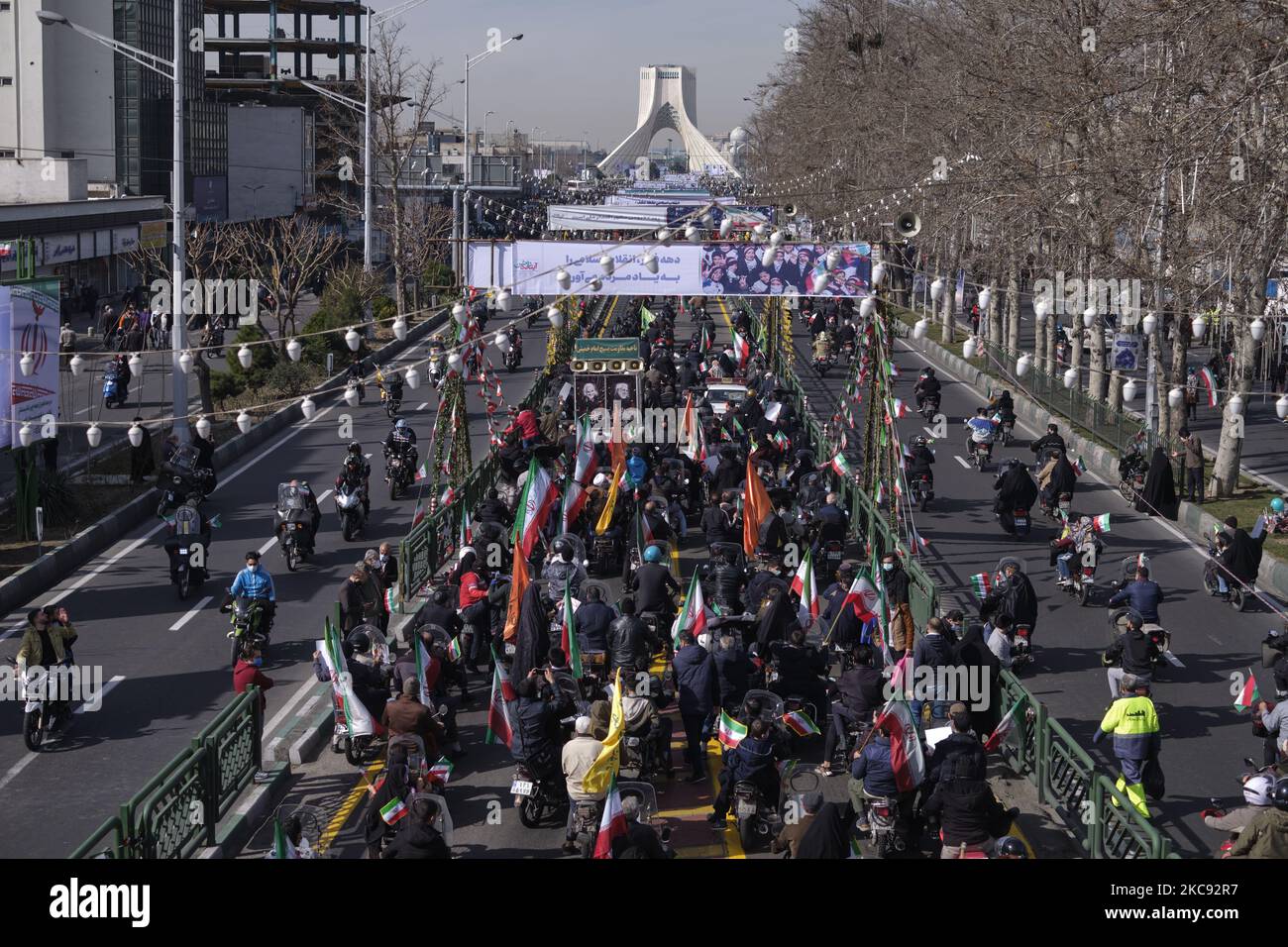 Iraner fahren mit ihren Motorrädern entlang der Azadi (Freedom) Avenue und nehmen an einer Kundgebung zum Gedenken an den 42.. Jahrestag des Sieges der Islamischen Revolution Teil, die am 10. Februar 2021, am 10. Februar 2021, in Teheran mit Motorrädern unter dem Ausbruch der neuen Coronavirus-Krankheit (COVID-19) im Iran stattfand. (Foto von Morteza Nikoubazl/NurPhoto) Stockfoto