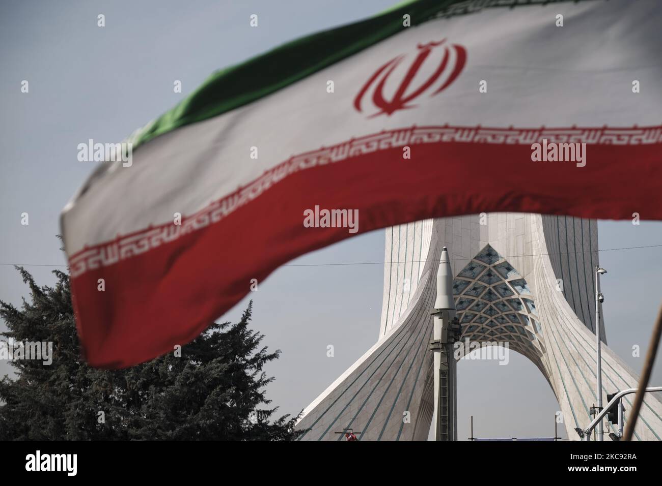 Auf dem Azadi (Freedom)-Platz wird eine flüssigkeitsbetriebene, von Iran hergestellte, oberflächennahe ballistische Qiam-Rakete auf dem Platz der Freiheit während einer Kundgebung zum Gedenken an den 42.. Jahrestag des Sieges der Islamischen Revolution abgebildet. Das fand am 10. Februar 2021, am 10. Februar 2021, in Teheran mit Motorrädern unter dem Ausbruch der neuen Coronavirus-Krankheit (COVID-19) im Iran statt. (Foto von Morteza Nikoubazl/NurPhoto) Stockfoto