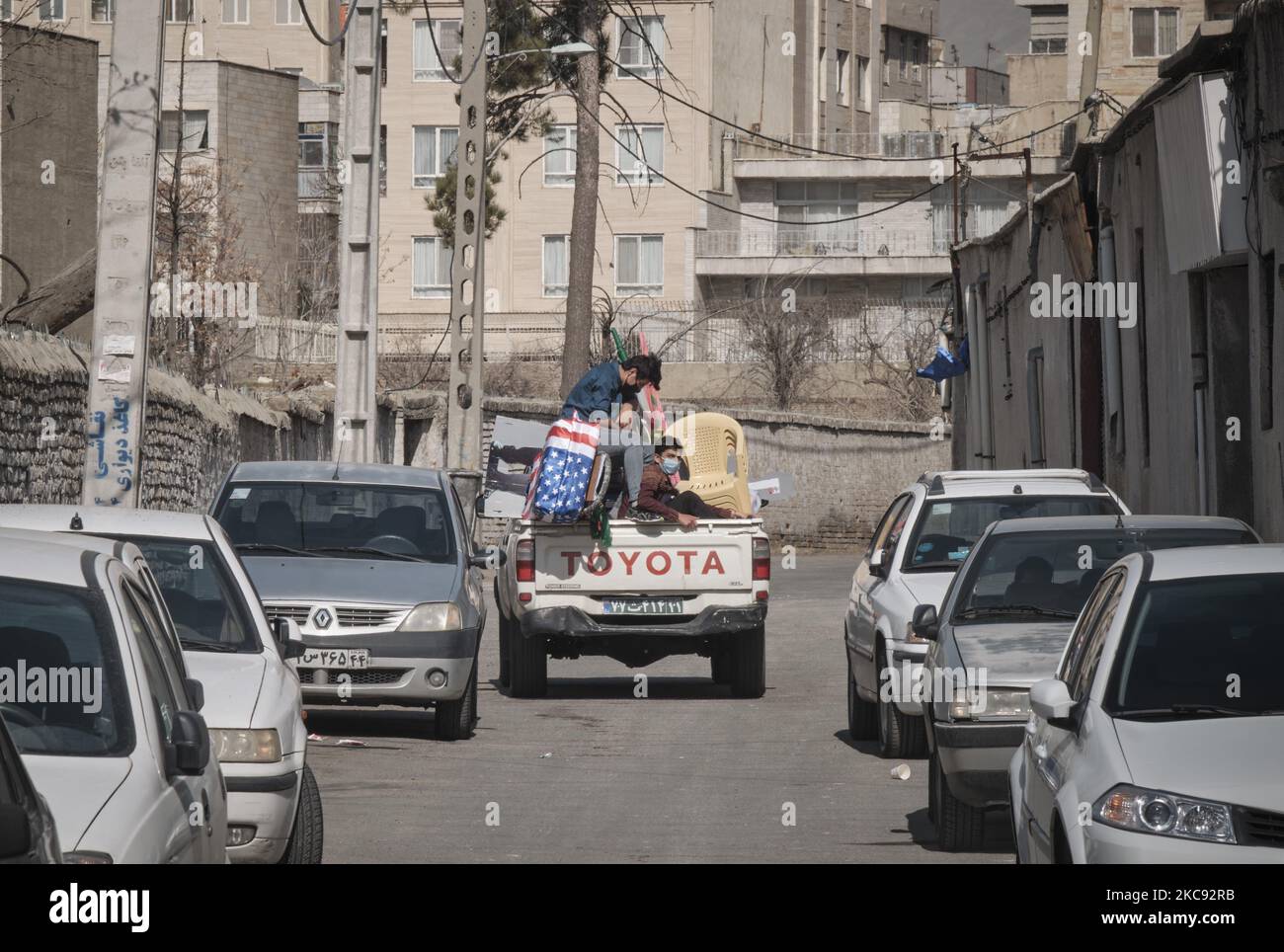 Ein symbolischer Sarg für den US-Präsidenten Joe Biden, der nach einer Kundgebung zum Gedenken an den 42.. Jahrestag des Sieges der Islamischen Revolution an einem iranischen Polizeiwagen herumgetragen wurde, Das fand am 10. Februar 2021 auf dem Azadi-Platz (Freiheit) in Teheran mit Motorrädern während des Ausbruchs der neuen Coronavirus-Krankheit (COVID-19) im Iran statt. (Foto von Morteza Nikoubazl/NurPhoto) Stockfoto