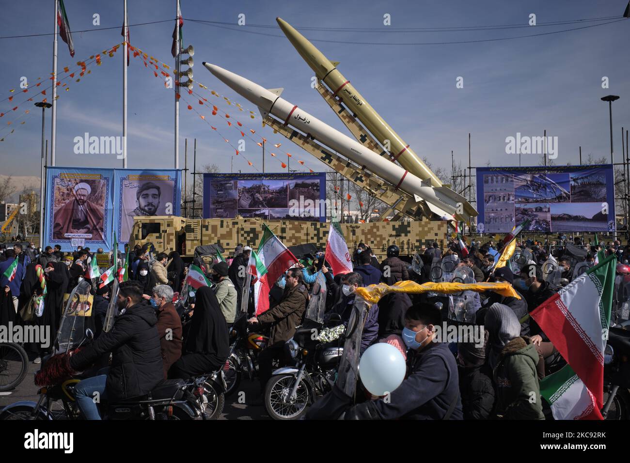 Auf dem Azadi (Freedom)-Platz werden im Rahmen einer Kundgebung zum Gedenken an den 42.. Jahrestag des Sieges der Islamischen Revolution die im Iran hergestellten, Dezful-Mittelstreckenraketen (unten) und Zolfaghar-Straßenmobile einstufige, mit Festantrieb betriebene Flüssigraketen abgebildet. Das fand am 10. Februar 2021, am 10. Februar 2021, in Teheran mit Motorrädern unter dem Ausbruch der neuen Coronavirus-Krankheit (COVID-19) im Iran statt. (Foto von Morteza Nikoubazl/NurPhoto) Stockfoto