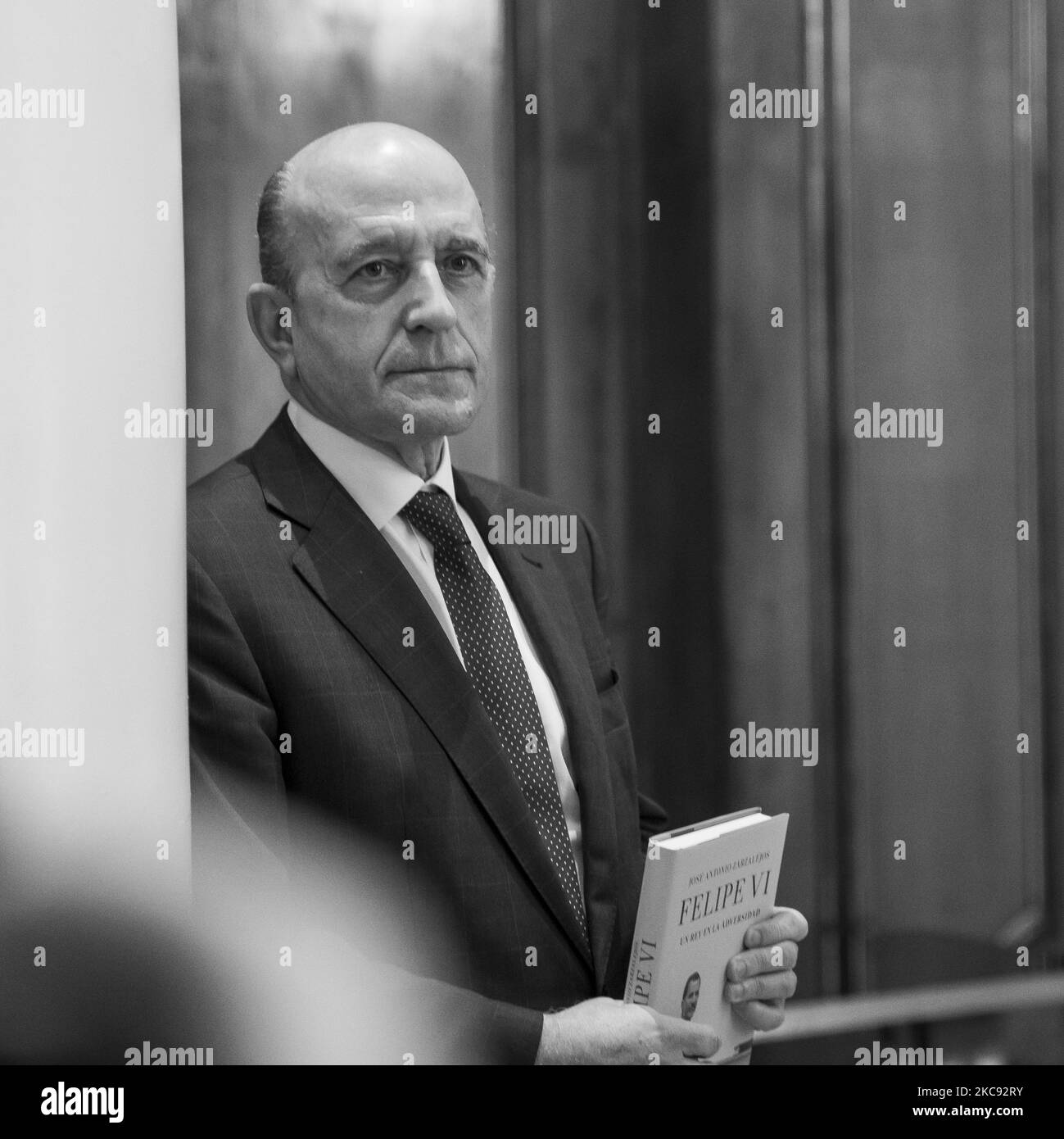 (ANMERKUNG DES HERAUSGEBERS: Bild wurde in Schwarz-Weiß umgewandelt) Journalist Jose Antonio Zarzalejos, während der Präsentation des Buches "Feld VI. Ein König in Not', am 10. Februar 2021, in Madrid, Spanien. (Foto von Oscar Gonzalez/NurPhoto) Stockfoto