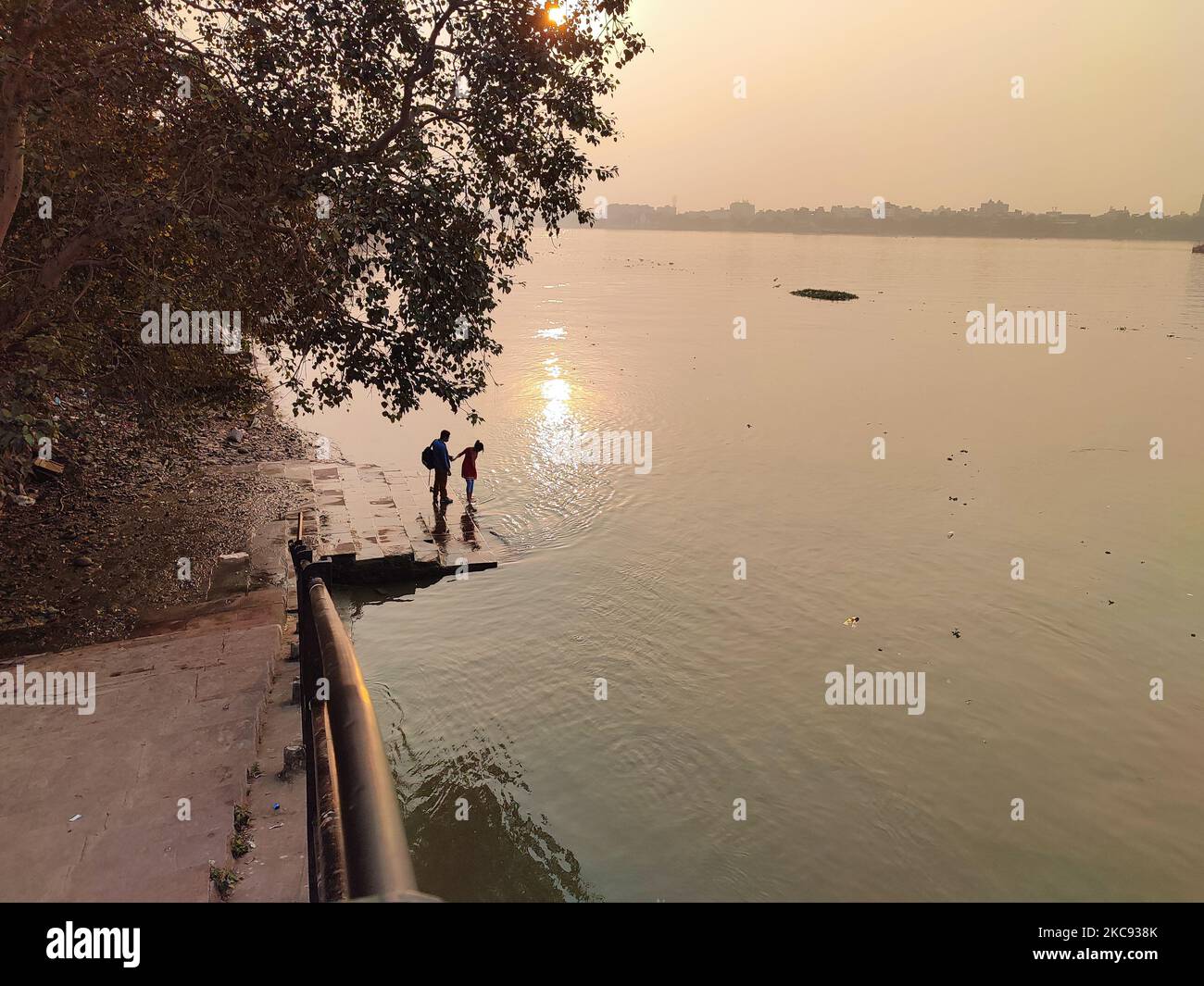 Ein Paar verbringt vor dem Valentinstag in Kalkutta, Indien, am 10. Februar 2021 Zeit auf einem Ghat des Flusses Ganga. (Foto von Indranil Aditya/NurPhoto) Stockfoto