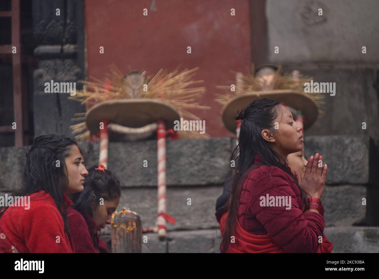 Nepalesische Hindu-Anhänger, die am Donnerstag, den 11. Februar 2021, während des Madhav Narayan Festivals rituelles Gebet anbieten, oder Swasthani Brata Katha im Pashupathnath Tempel, Kathmandu, Nepal. Nepalesische Hindu-Frauen beobachten ein Fasten und beten zur Göttin Swasthani für ein langes Leben ihrer Ehemänner und den Wohlstand ihrer Familie während einer einmonatigen Fastenfestfeier. Der Ausschuss von Salinadi Mela hat aufgrund der COVID-19-Pandemie für dieses Jahr maximal 50 Anhänger festgesetzt. (Foto von Narayan Maharjan/NurPhoto) Stockfoto