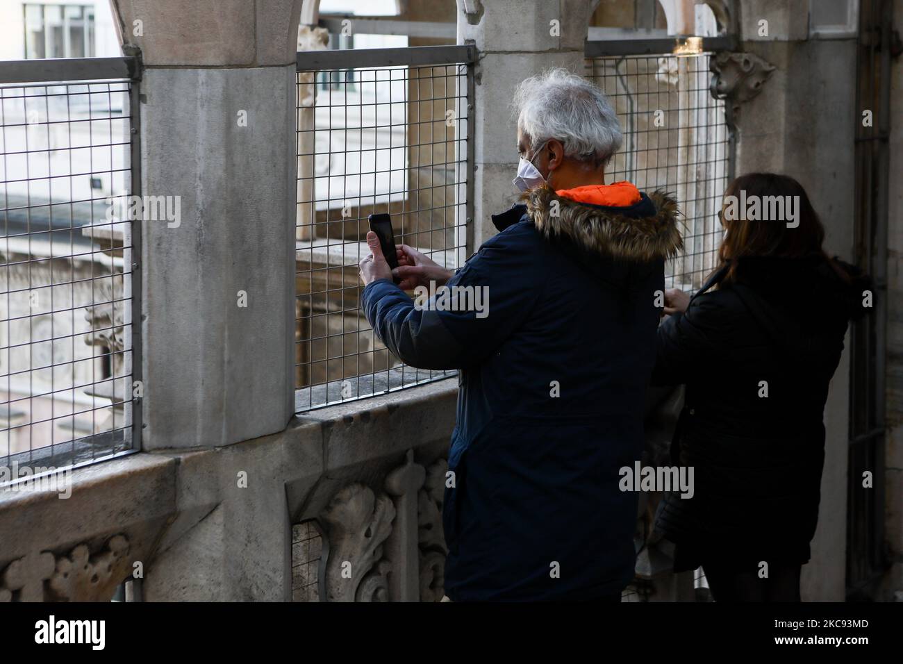 Touristen fotografieren auf der Aussichtsplattform des Doms während der Wiedereröffnung des Mailänder Doms nach der erzwungenen Schließung aufgrund des Coronavirus-Notfalls, Mailand, Italien, am 11 2021. Februar (Foto: Mairo Cinquetti/NurPhoto) Stockfoto