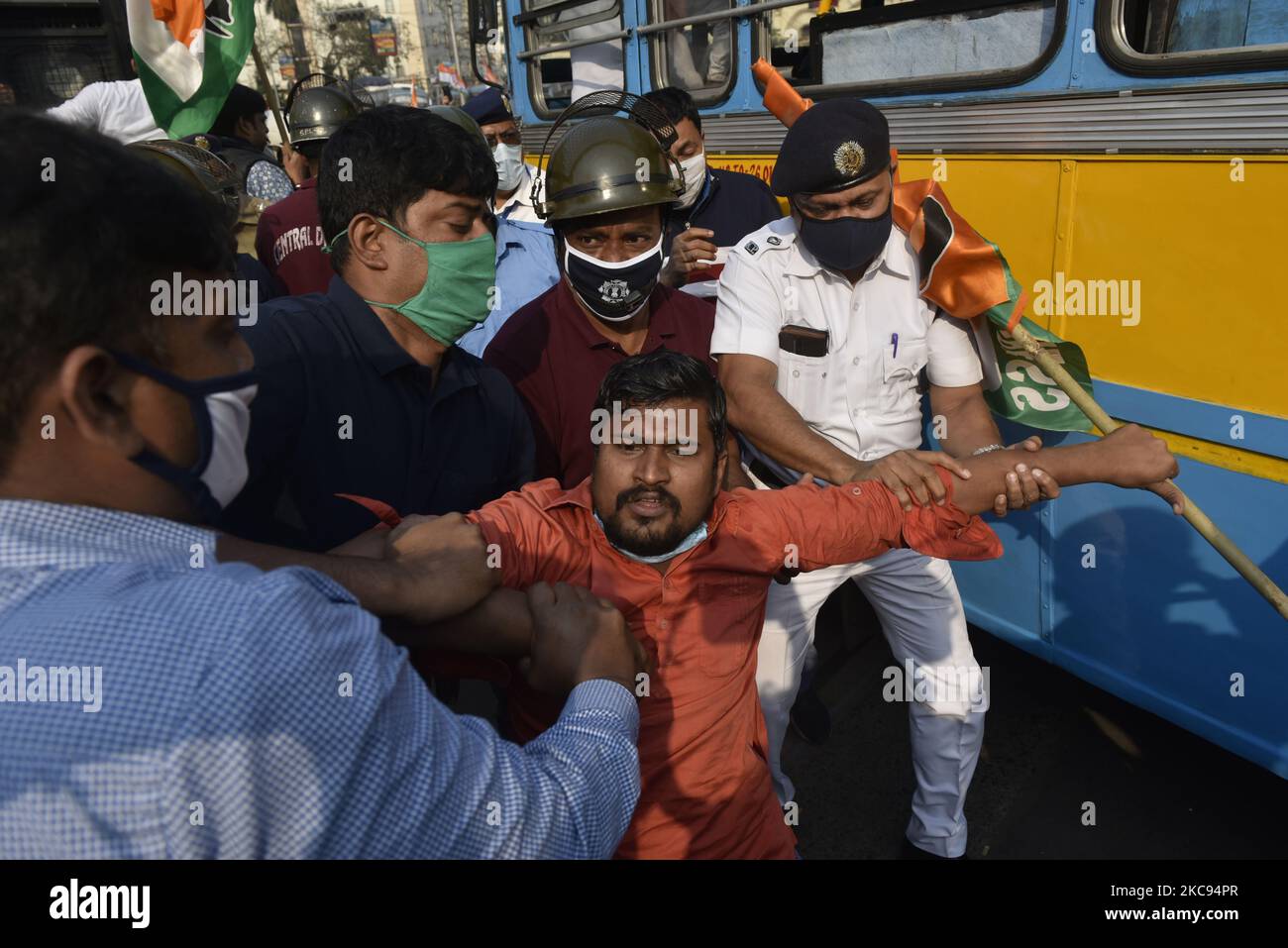 Aktivisten des West Bengal Pradesh Youth Congress Committee zanken mit der Polizei, als sie versuchen, die Straße während eines 12-stündigen Streiks in Kalkutta, Indien, am 12. Februar 2021 zu blockieren. (Foto von Indranil Aditya/NurPhoto) Stockfoto