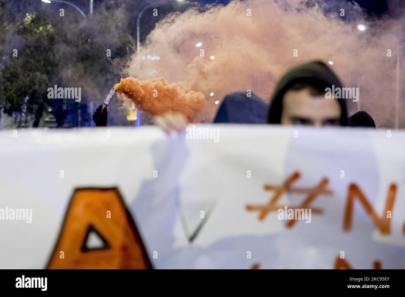 Spannungen, als eine Gruppe von Antifaschisten, Anarchisten und katalanischen Separatisten am letzten Tag des Wahlkampfs für Katalonien in Barcelona, Katalonien, Spanien am 12. Februar 2021 versucht hat, ein Treffen der spanischen rechtsextremen Partei VOX zu boykottieren. (Foto von Albert Llop/NurPhoto) Stockfoto