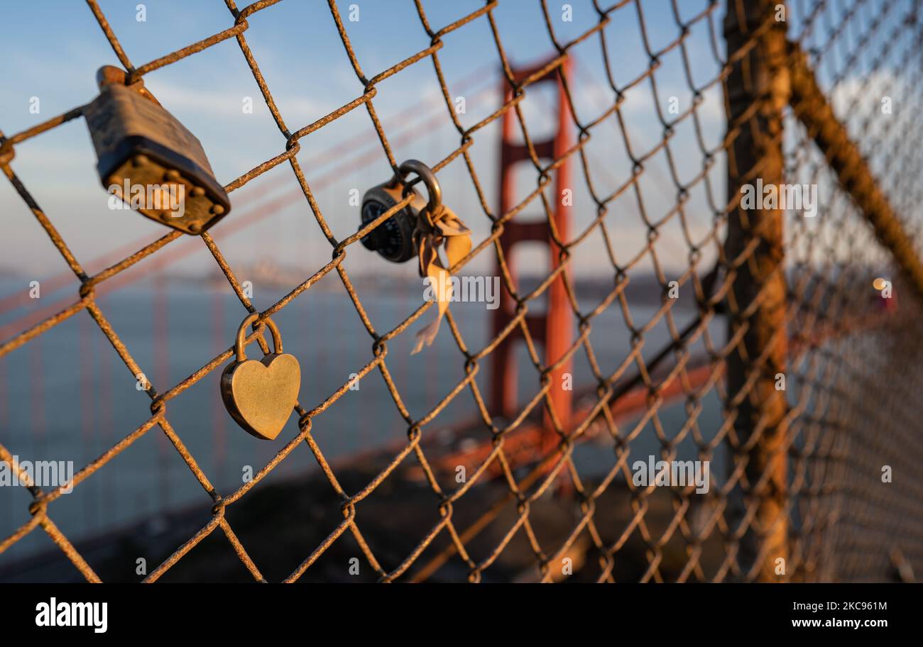 Liebesschlösser vor der Golden Gate Bridge. Stockfoto
